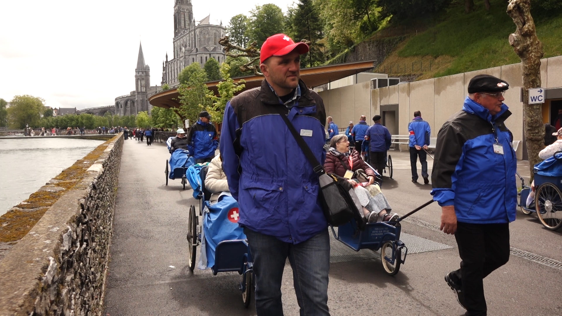 A Lourdes, riches, pauvres, malades et bien-portants, tous ont leur place | © Maurice Page 