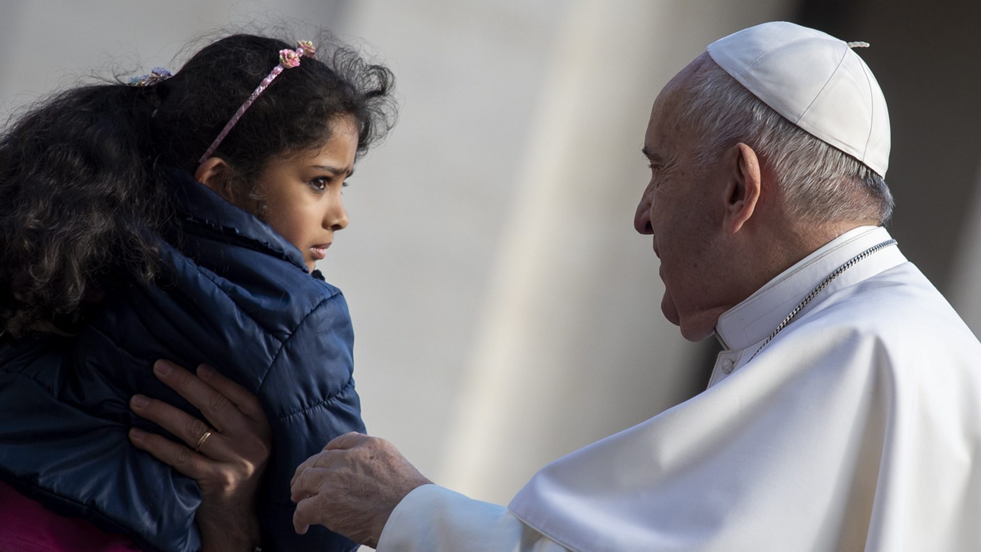 Le pape François bénit une fillette place Saint Pierre | © Antoine Mekary I.Media