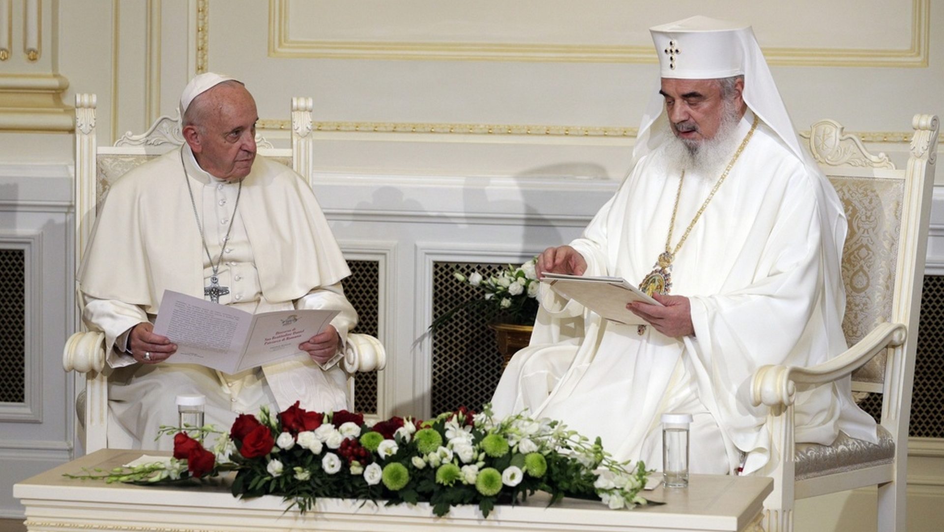 Le pape François est reçu par le patriarche ortohodoxe roumain Daniel à Bucarest | © AP Photo/Andrew Medichini