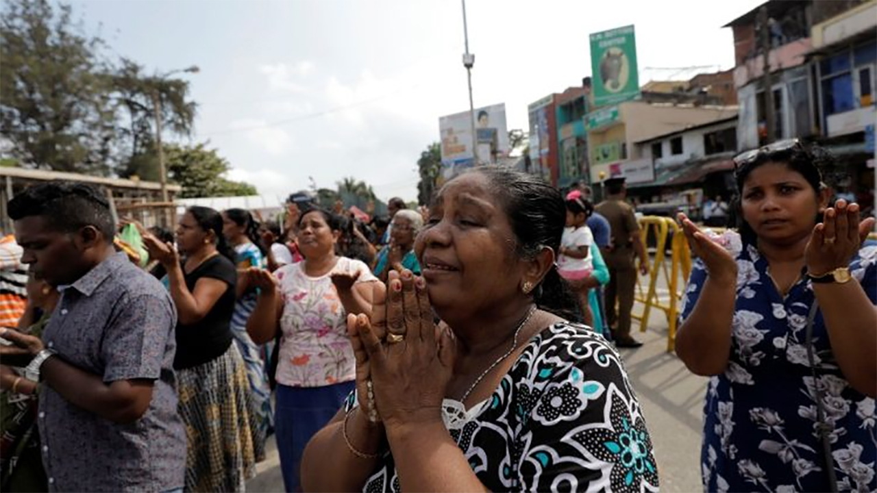 Des fidèles en prière devant l'église Sant’Antonio de Colombo, frappée par les attentats de Pâques, le 21 avril 2019 | © vaticannews.va 