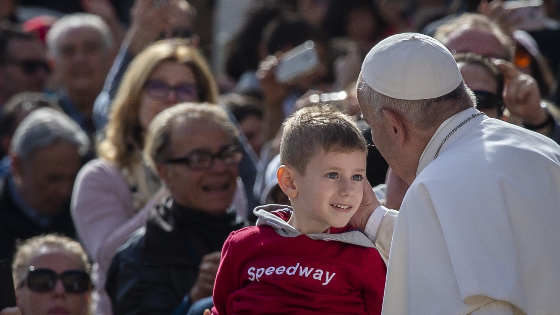Le pape François embrasse un enfant lors de l'audience place Saint Pierre |  © Antoine Mekary I.Media