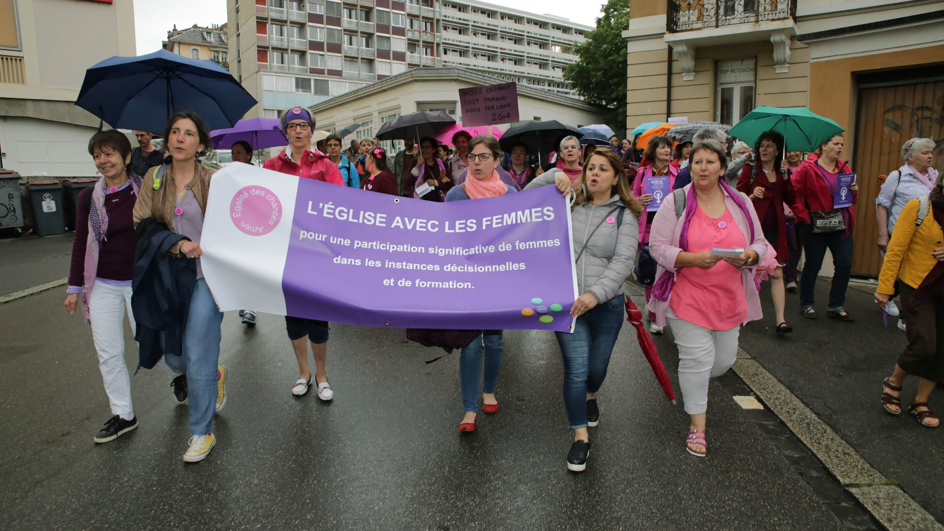 Une soixantaine de femmes ont manifesté pour une participation plus active au sein de l'institution. | © B. Hallet