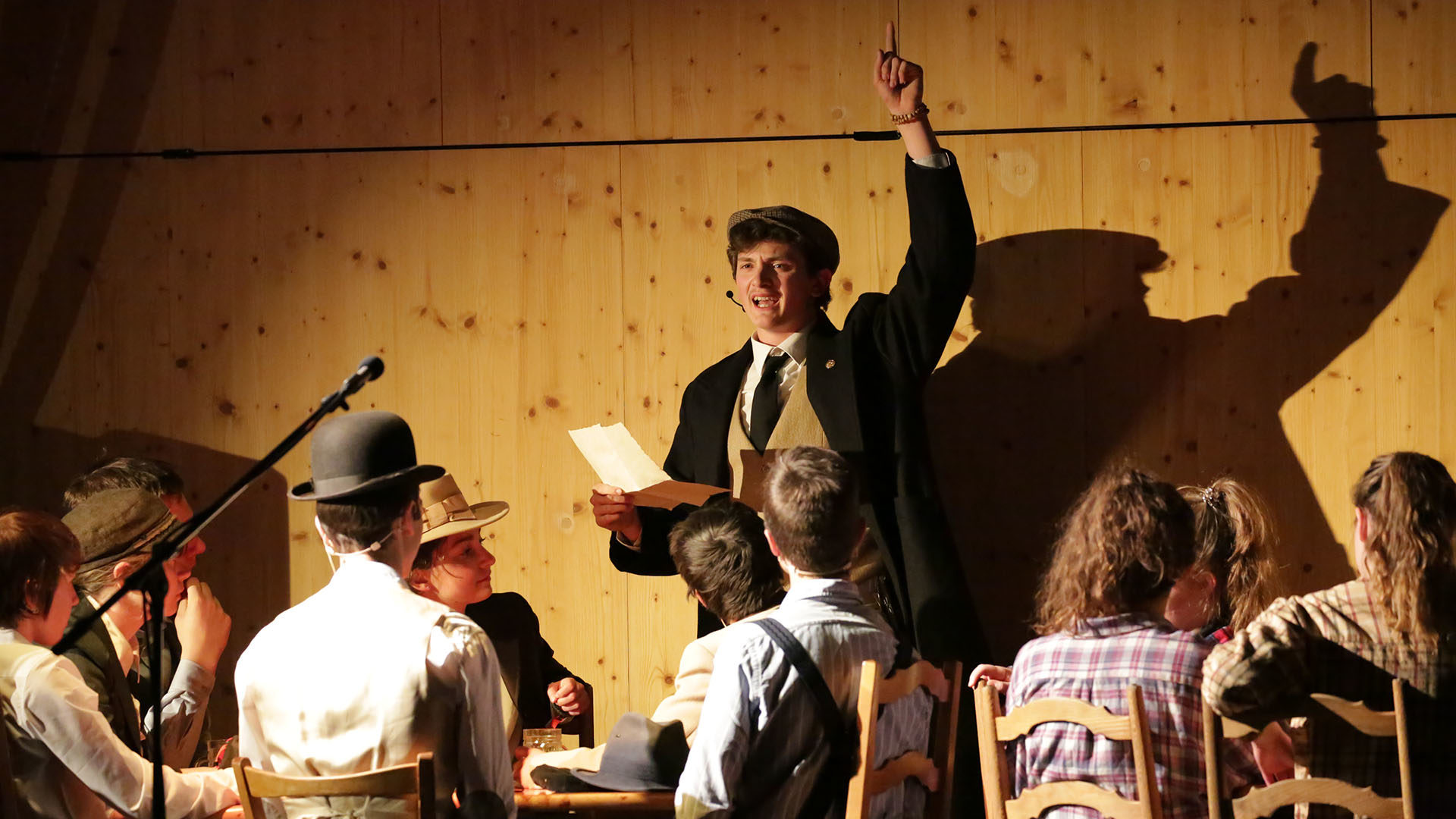 Le spectacle sur Pier Giorgio Frassati, joué par Johan Salgat (debout). | © B. Hallet