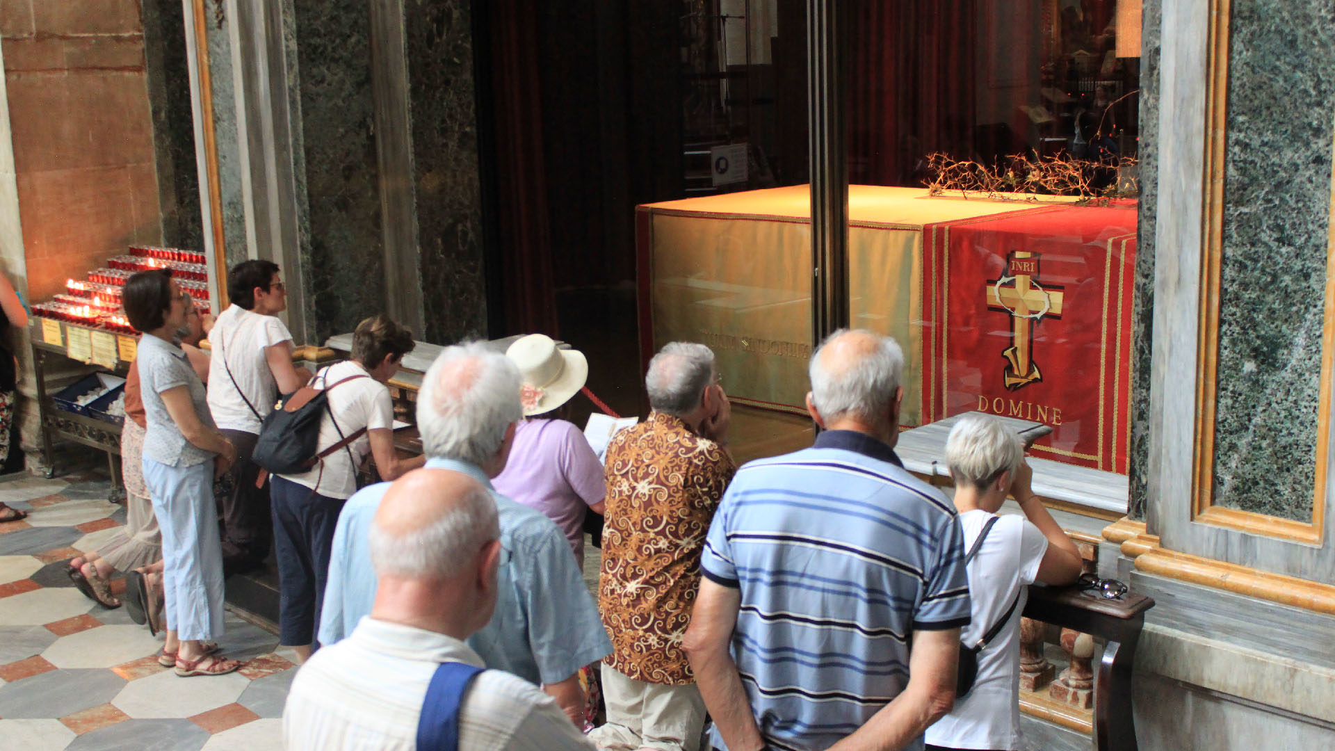 Devant le Saint-Suaire, à la cathédrale de Turin. | © Bernard Litzler