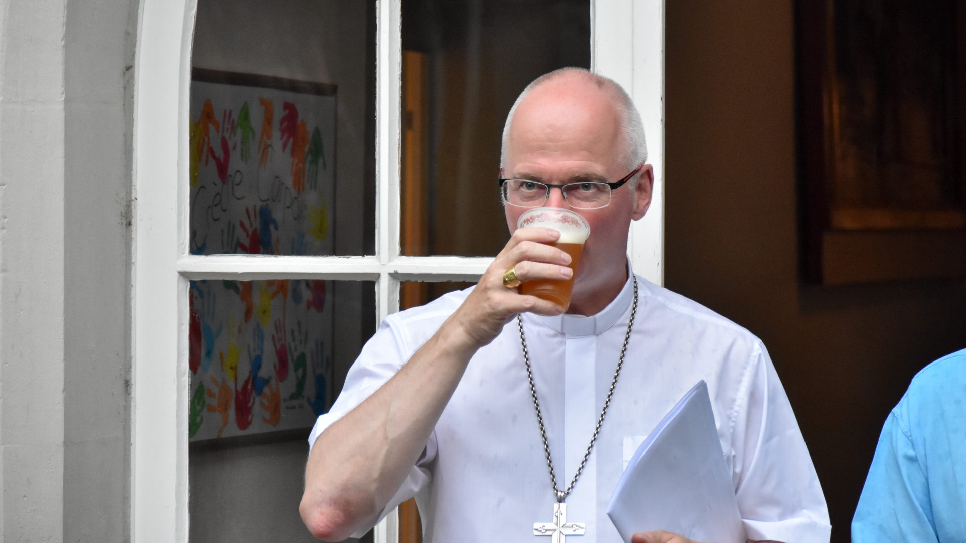 Mgr Morerod accueillera le public à l'évêché lors du lancement de “La Basilique“, cinquième cuvée de la bière de l'évêque. | © Maurice Page