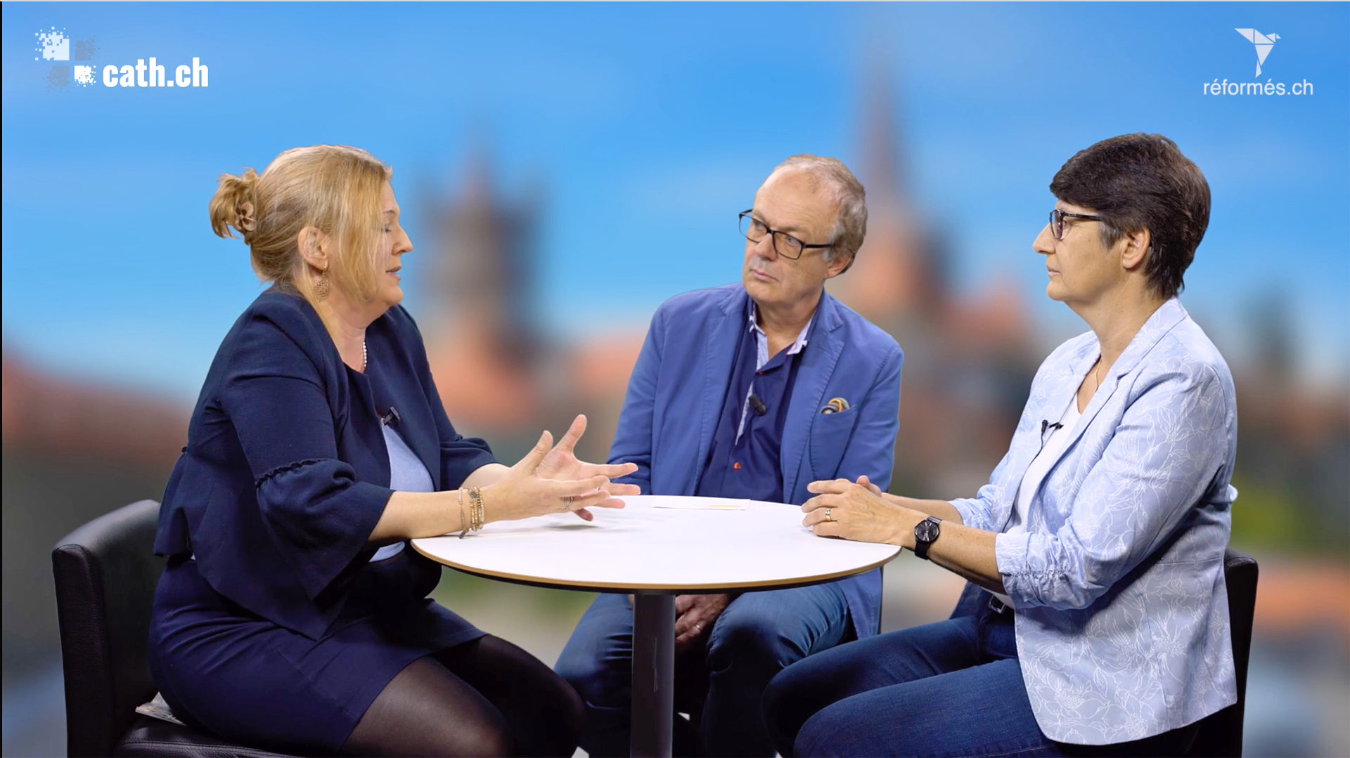 Laurence Mottier, pasteure réformée, et Myriam Stocker, membre du Conseil épiscopal de LGF, avec Michel Kocher, directeur de Médias-pro.