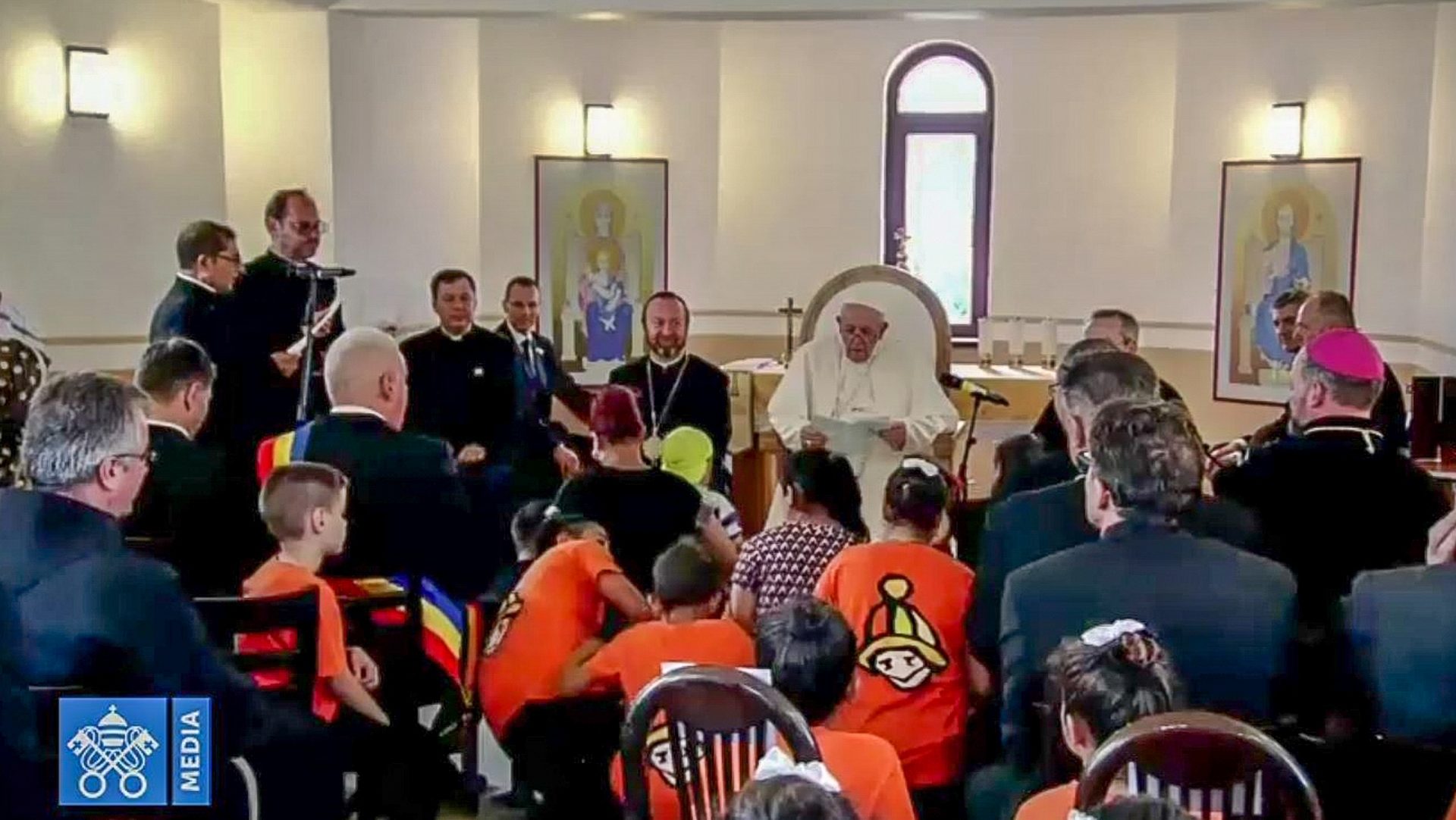 Le pape François dans la petite chapelle des Roms de Blaj, en Roumanie | capture d'écran Vatican media
