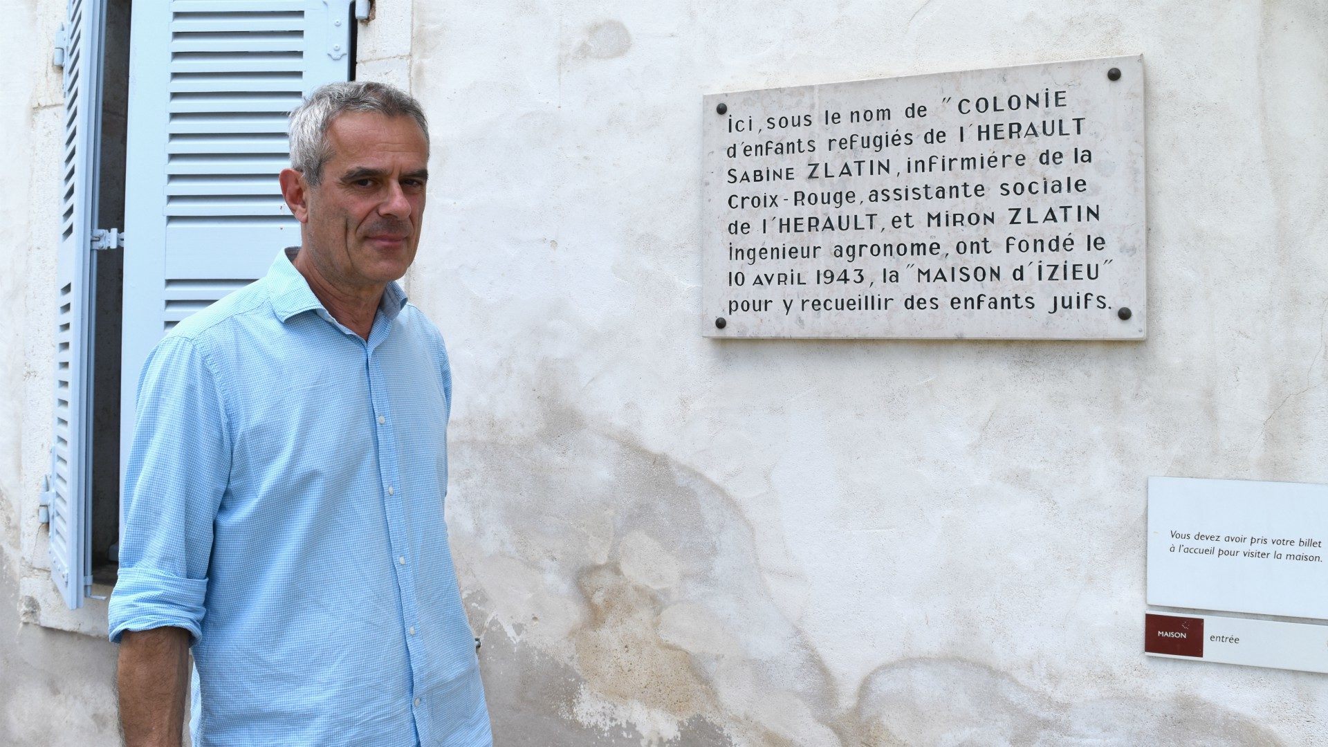 Dominique Vidaud , directeur de la Maison d'Izieu, devant le batiment de la 'Colonie d'enfants réfugiés de l'Hérault' | © Jacques Berset