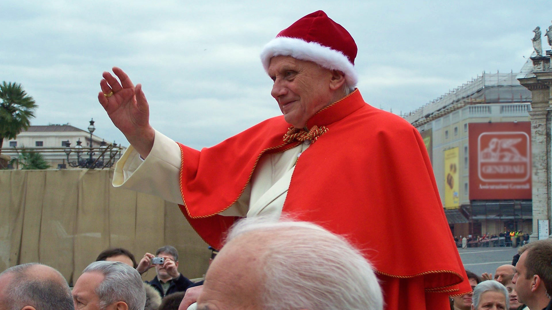 Le pape Benoit XVI portant camauro (bonnet) et tabarro (cape) en 2005 | Wikimedia Commons - Ash Lux -CC BY 3.0 