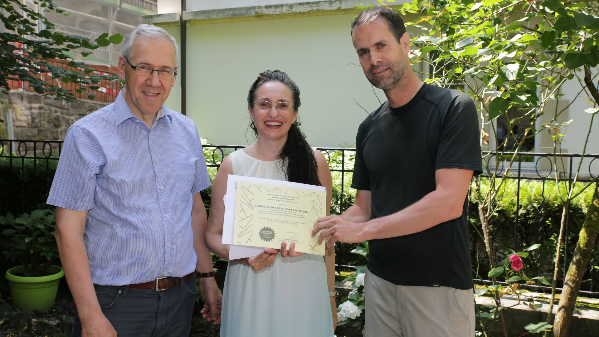 Bernard Litzler (à g.) et Encarnacion Berger-Lobato ont remis le prix Good News 2019 à Emmanuel Tagnard (à dr.). | © B. Hallet