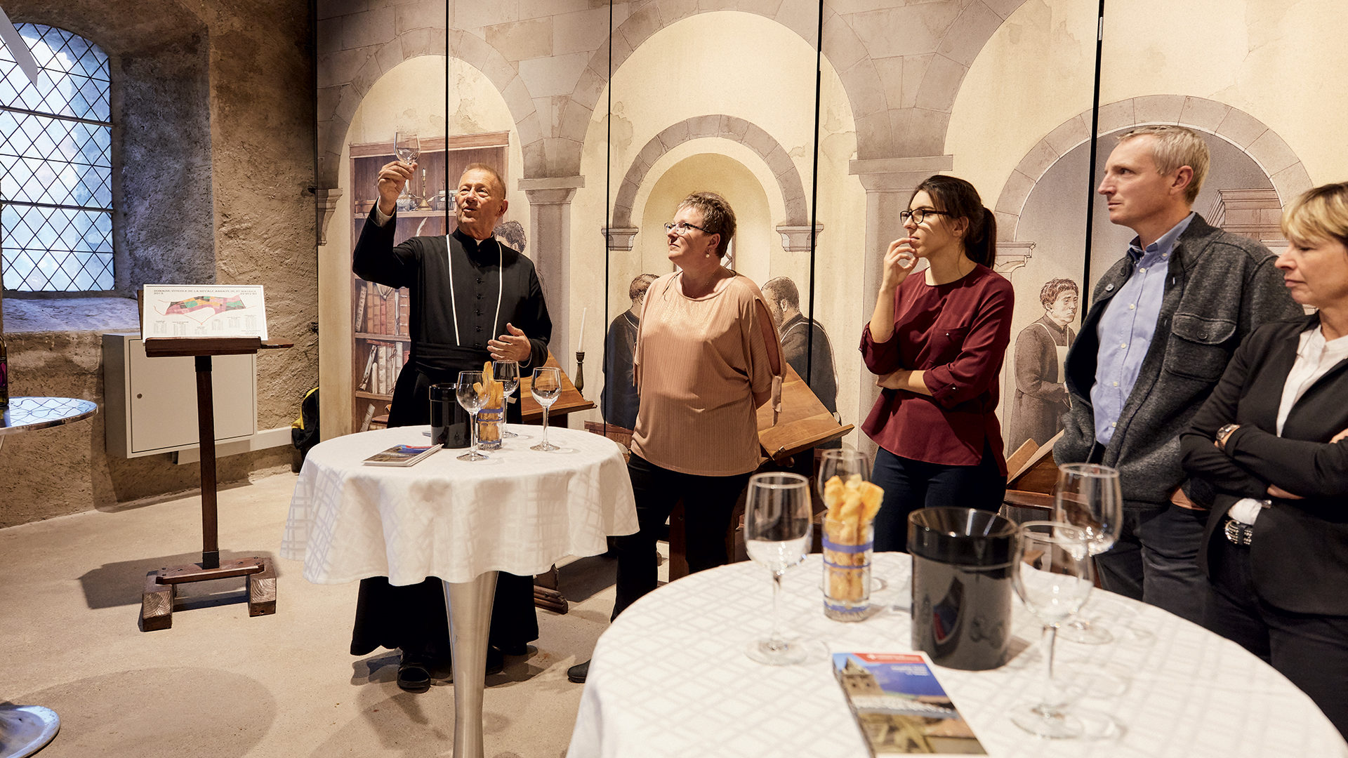 Le chanoine Cyrille Rider fait découvrir les crus de l'Abbaye | © Switzerland Tourism/Giglio Pasqua