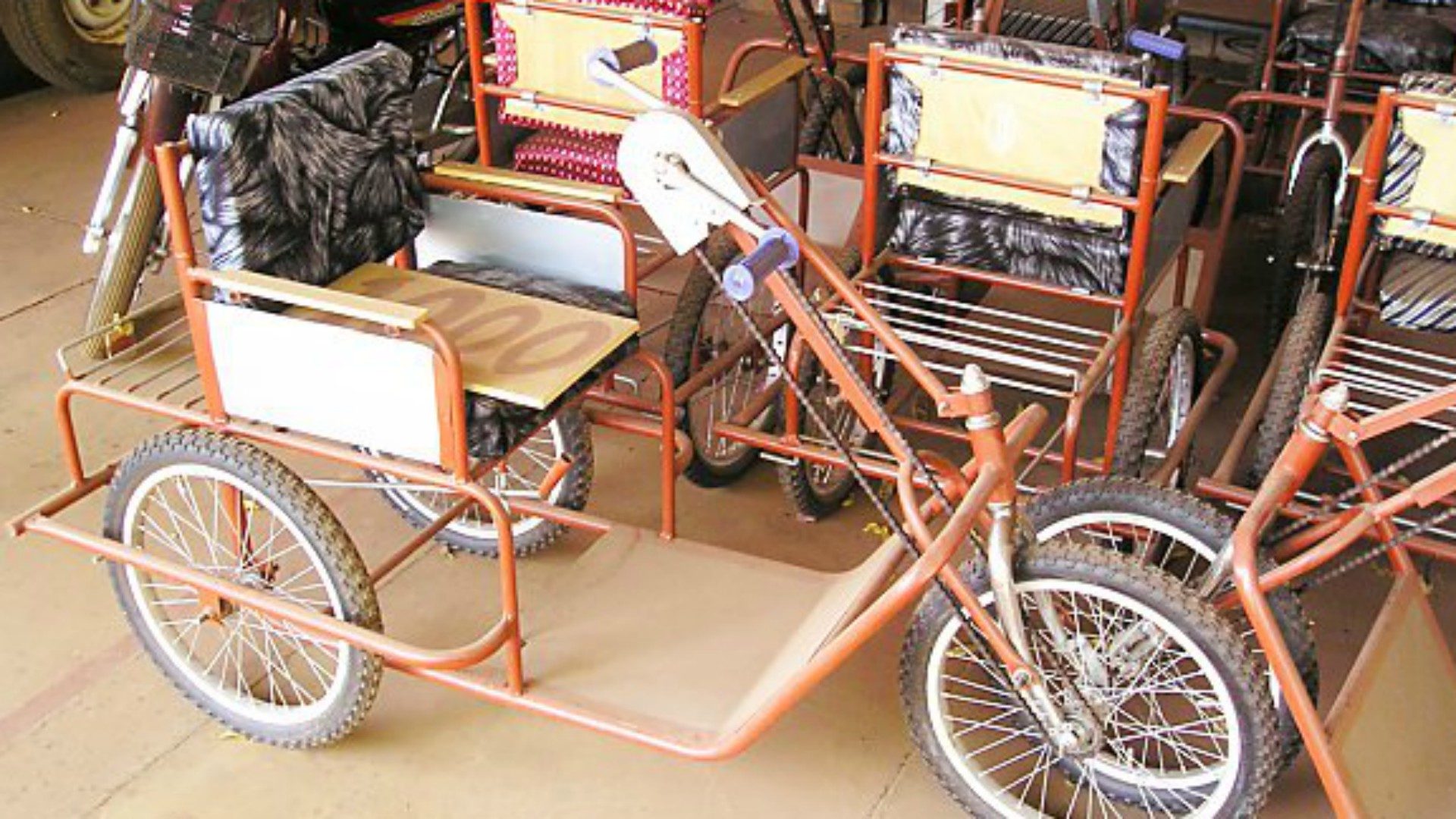 Les tricycles peuvent être actionnés à la force des bras | © peresblancs.org