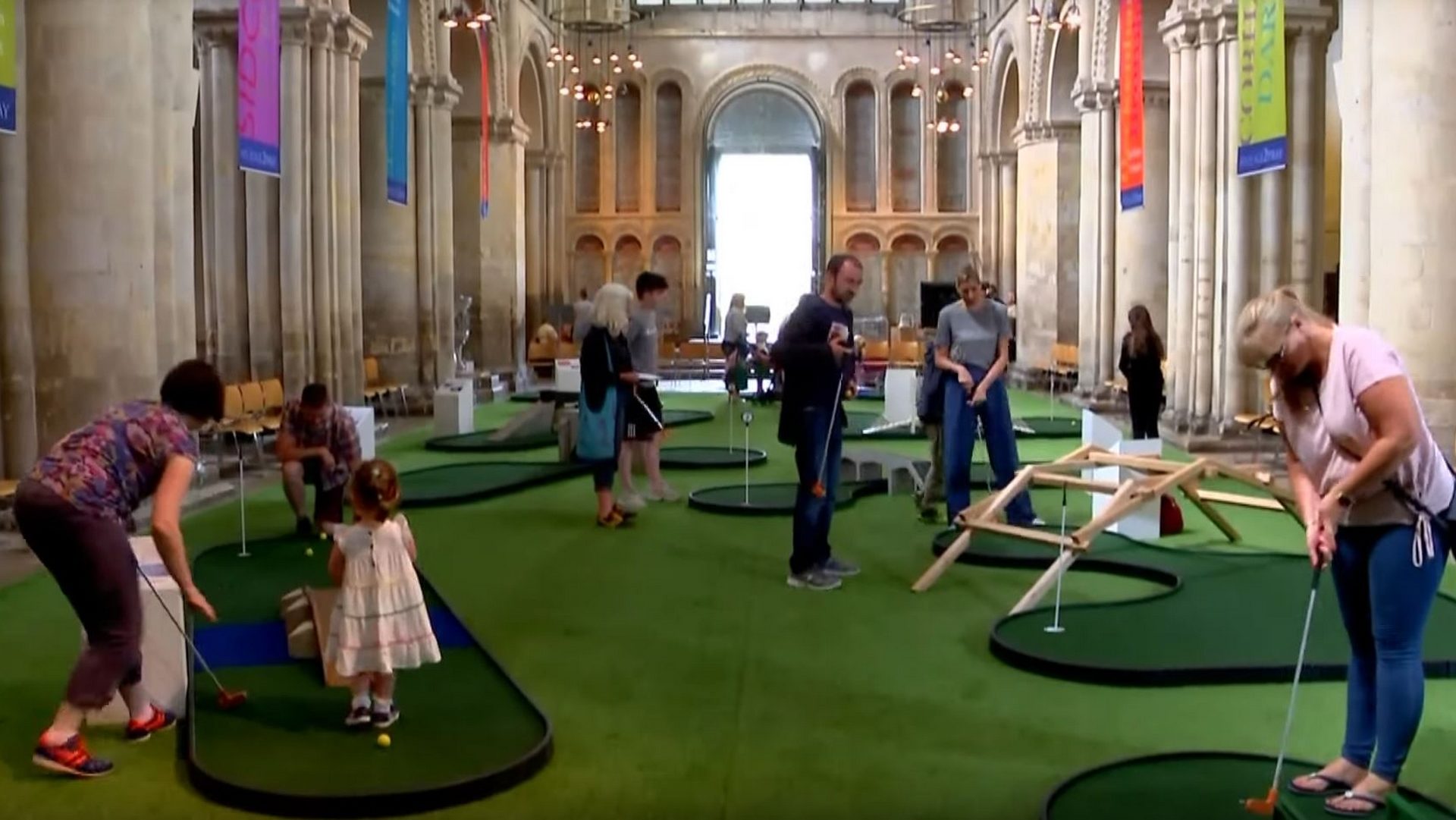La cathédrale anglicane de Rochester transformée en minigolf         | capture d'écran Youtube