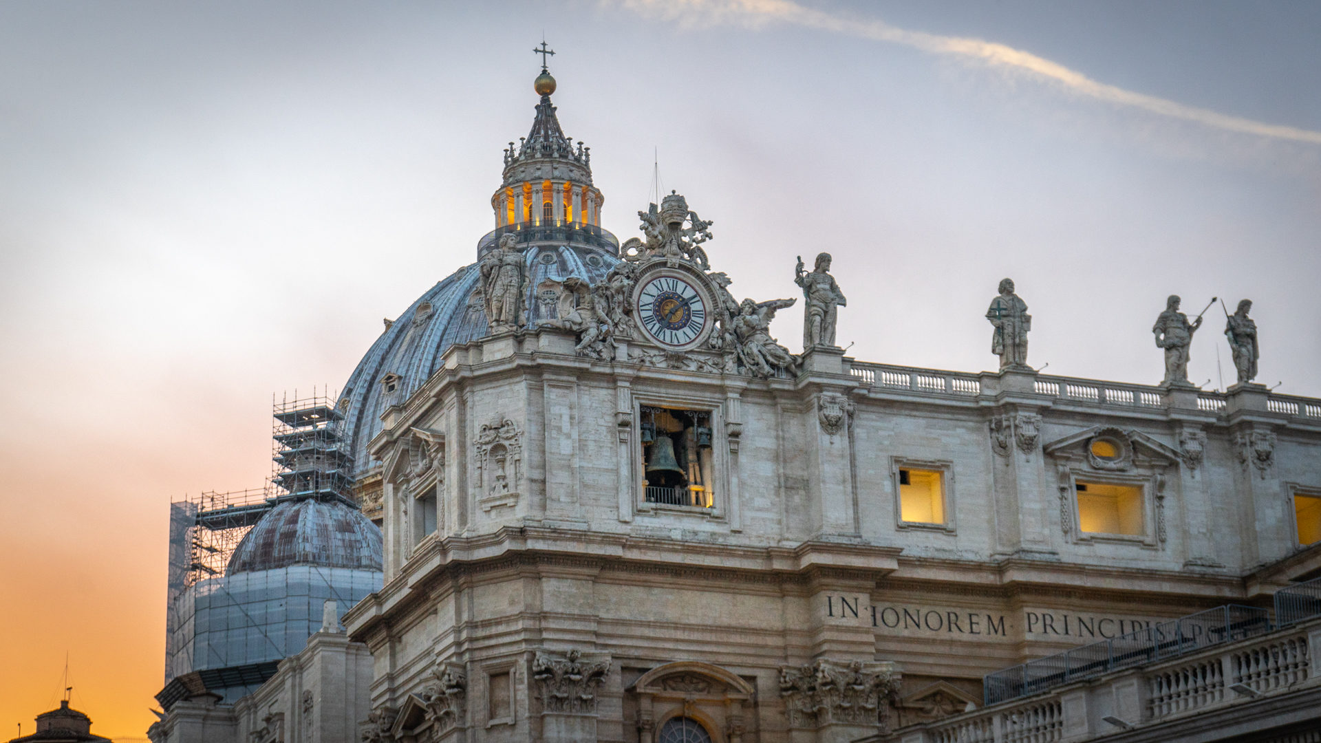 La sphère dorée nichée au sommet de la coupole de la basilique Saint-Pierre peut contenir une douzaine de personnes | © Pierre Pistoletti