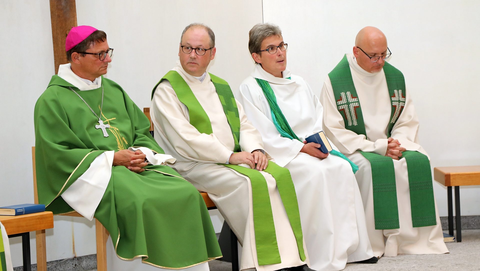 De g. à dr.: Mgr Felix Gmür, évêque  de Bâle; l’abbé Georges Schwickerath, vicaire épiscopal de la région Sainte Vérène; Edith Rey, responsable régionale; l’abbé Jean-Jacques Theurillat, vicaire épiscopal du Jura pastoral | © Pascal Tissier SCJP