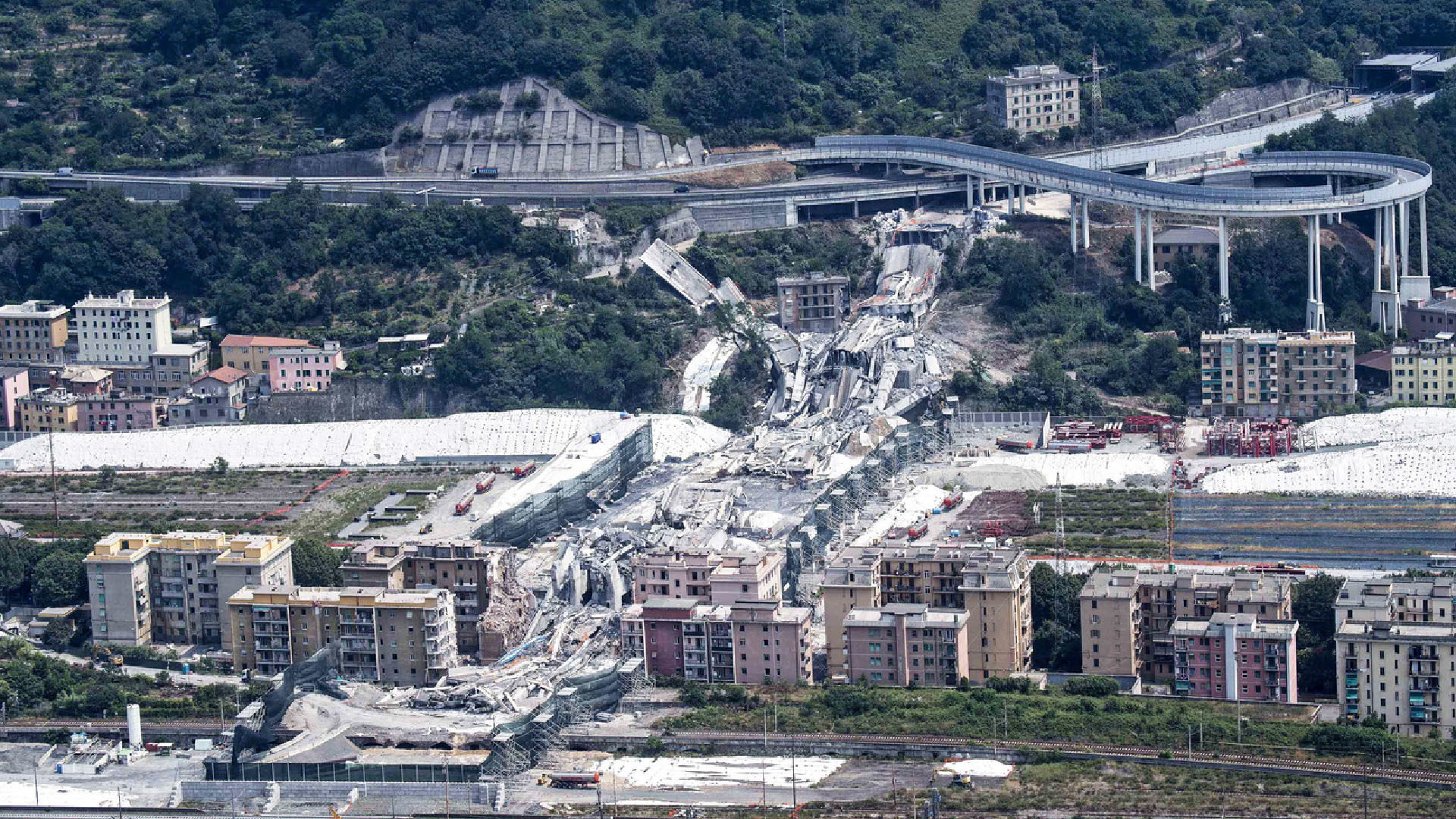 Les restes du pont Morandi, dont 250 m se sont effondrés le 14 août  2018, ont, depuis, été dynamité. | © Keystone  