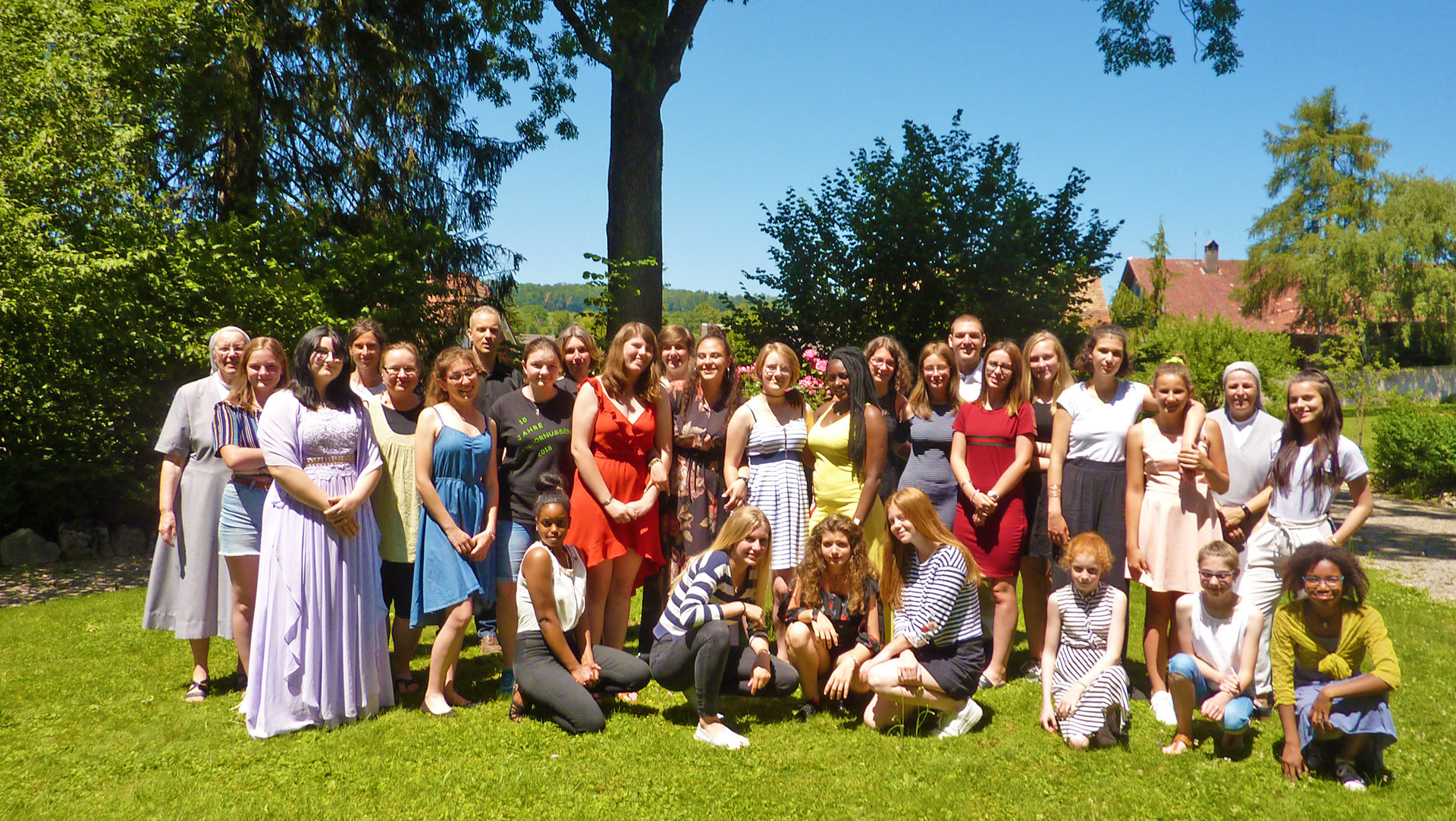 La dernière volée (2018-19) dans les jardins de l'Ecole St-Paul, le 28 juin 2019, avec Sr Anne-Marie et Sr Ursula | DR