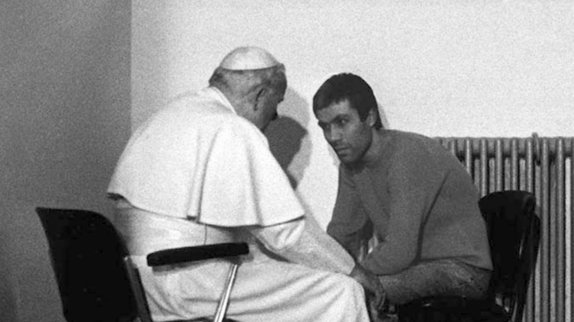 Deux ans après l'attentat, Jean Paul II a rencontré son agresseur, Ali Agca (dr.)