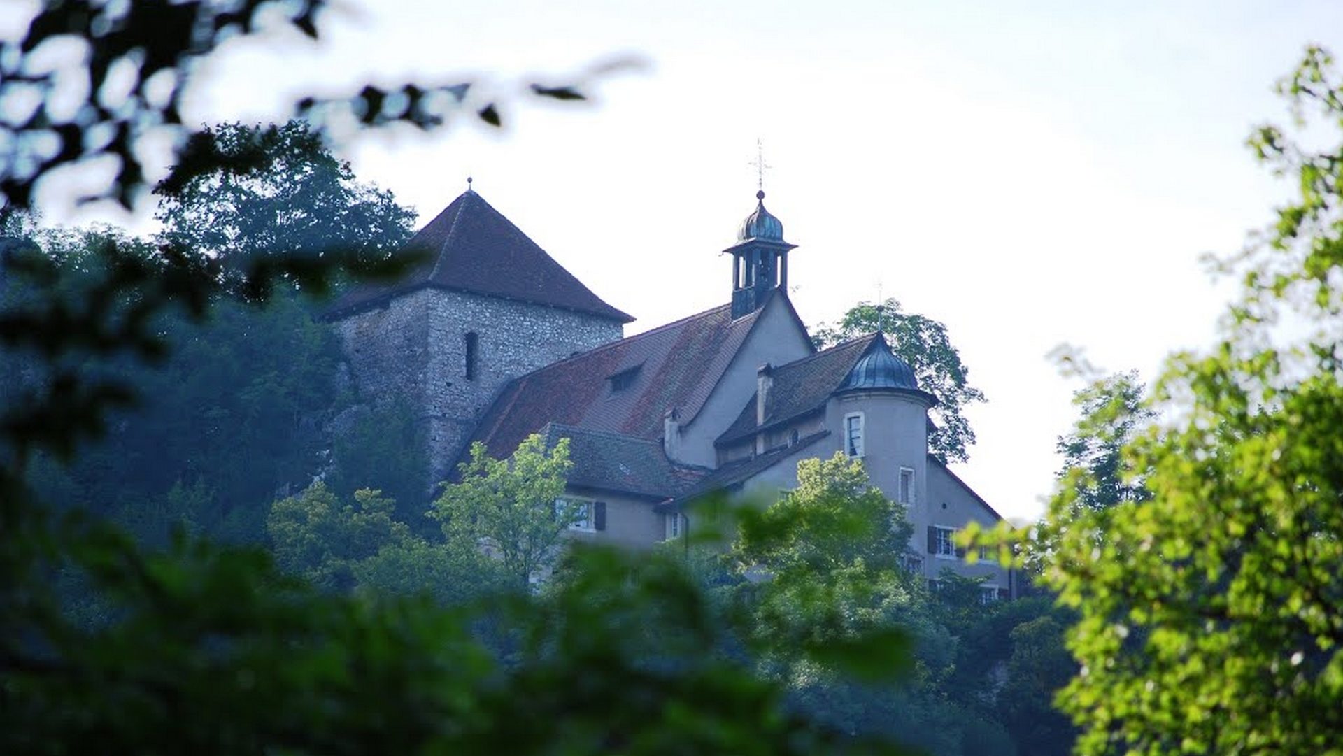 La chapelle de Notre-Dame du Vorbourg domine Delémont | mapio.net