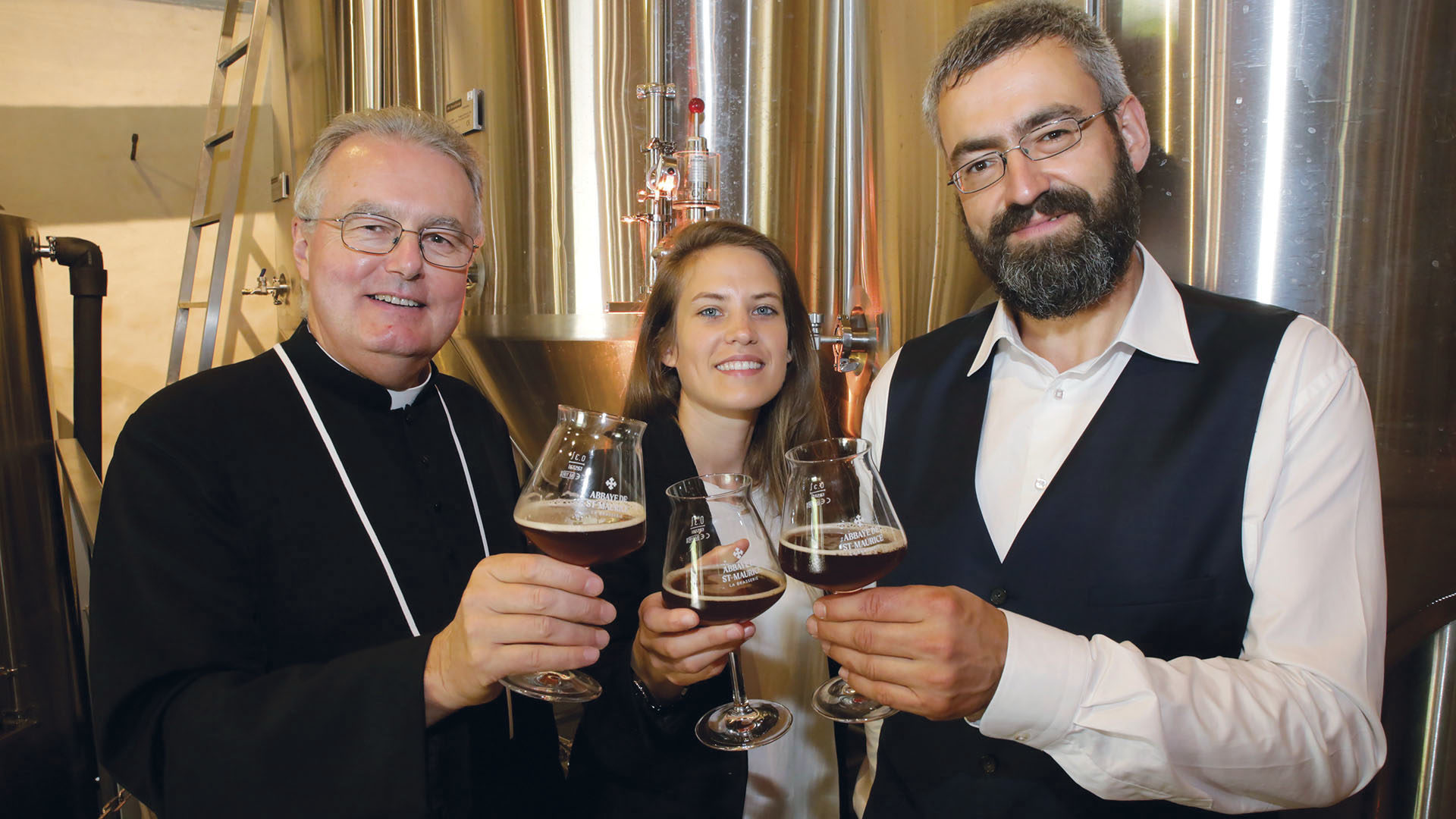 Olivier Roduit, Céline Darbellay, la directrice, et Benjamin Levaux, maître brasseur, lèvent leur verre à la nouvelle brasserie. | © B. Hallet