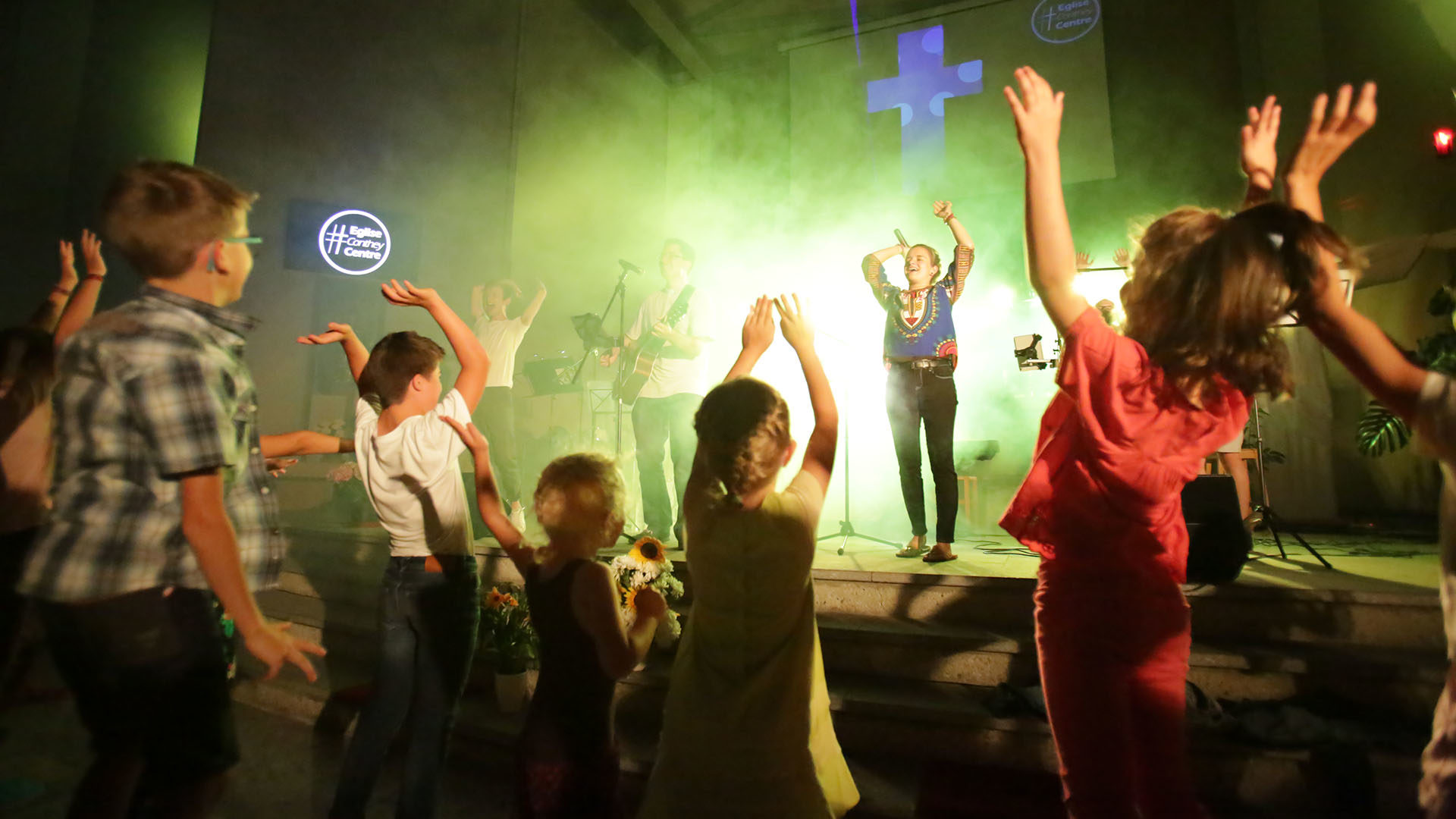 Le groupe “Raising Hope“ donne un concert de pop louange à l'église de Conthey. | © B. Hallet