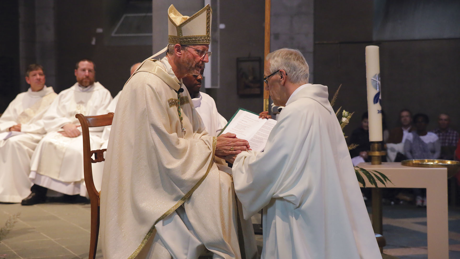 Mgr Alain de Raemy ordonne diacre Bernard Litzler | © B. Hallet