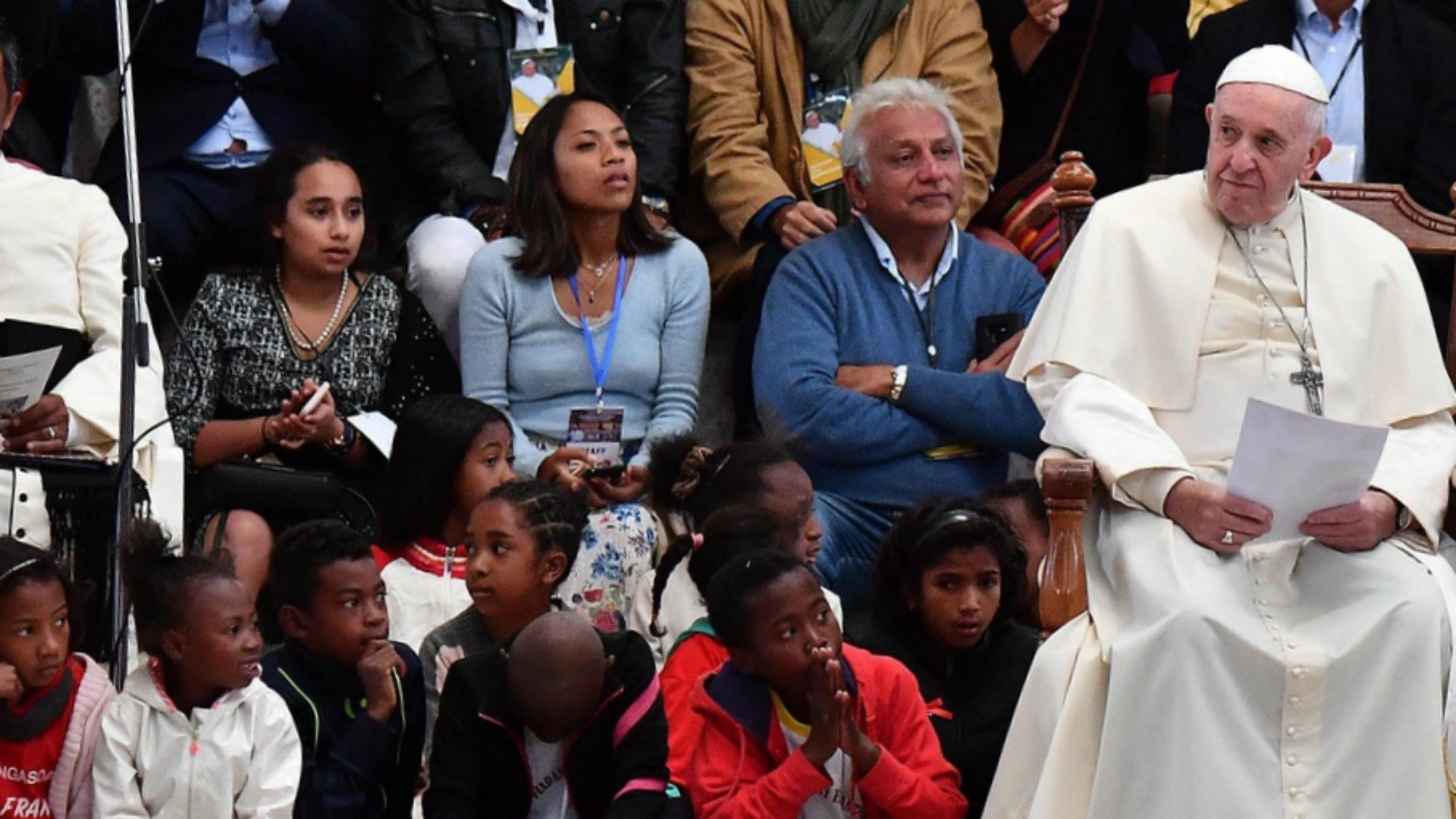 Le pape a été accueilli par de nombreux enfants à Akamasoa | © Keystone