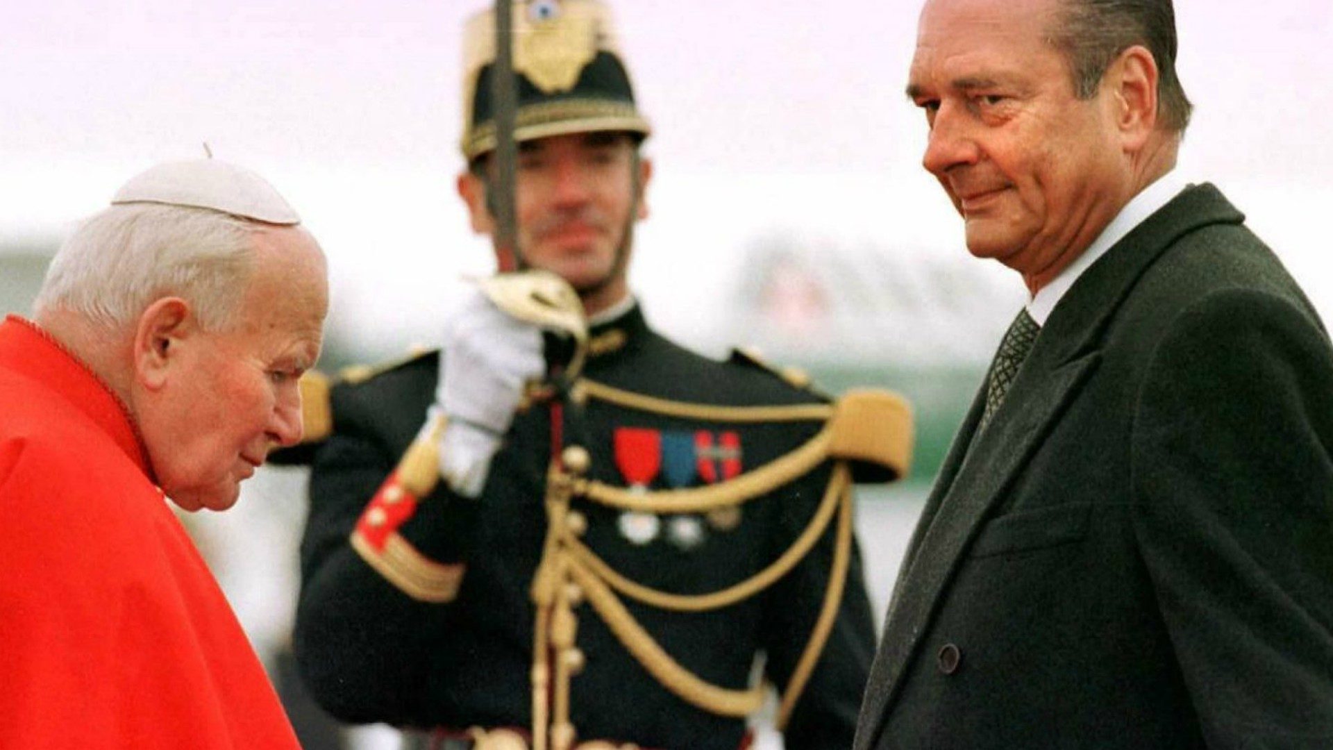 Le président Chirac accueillant le pape Jean Paul II à Tours en 1996 | © Vatican News 