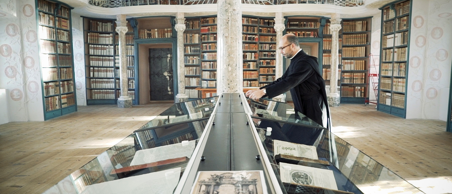 Le frère bénédictin Jean-Sébastien Charrière dévoile les manuscrits millénaire de l'abbaye d'Einsiedeln | © Pierre Pistoletti