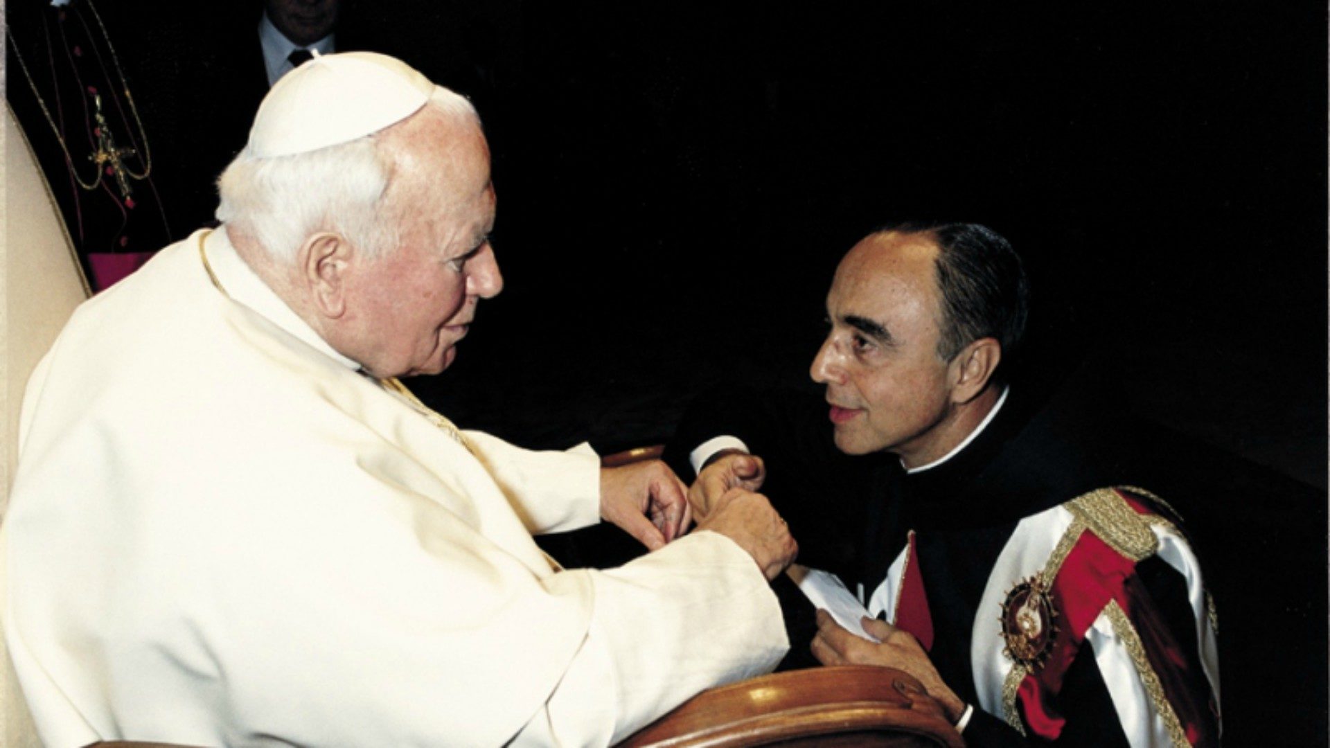 Le pape Jean Paul II avec Mgr João Scognamiglio Clá Dias, ancien membre de l'Association catholique traditionaliste brésilienne TFP | © fr.arautos.org