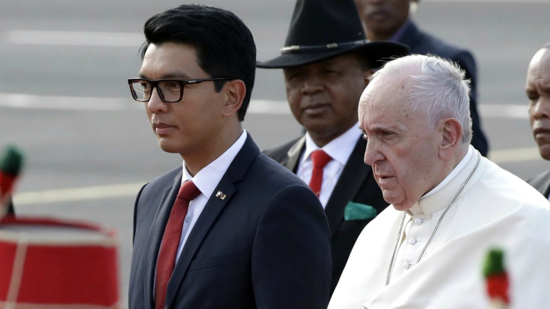 Le pape François a été accueilli à l'aéroport de Tananarive par le président Andry Rajoelina | © Keystone