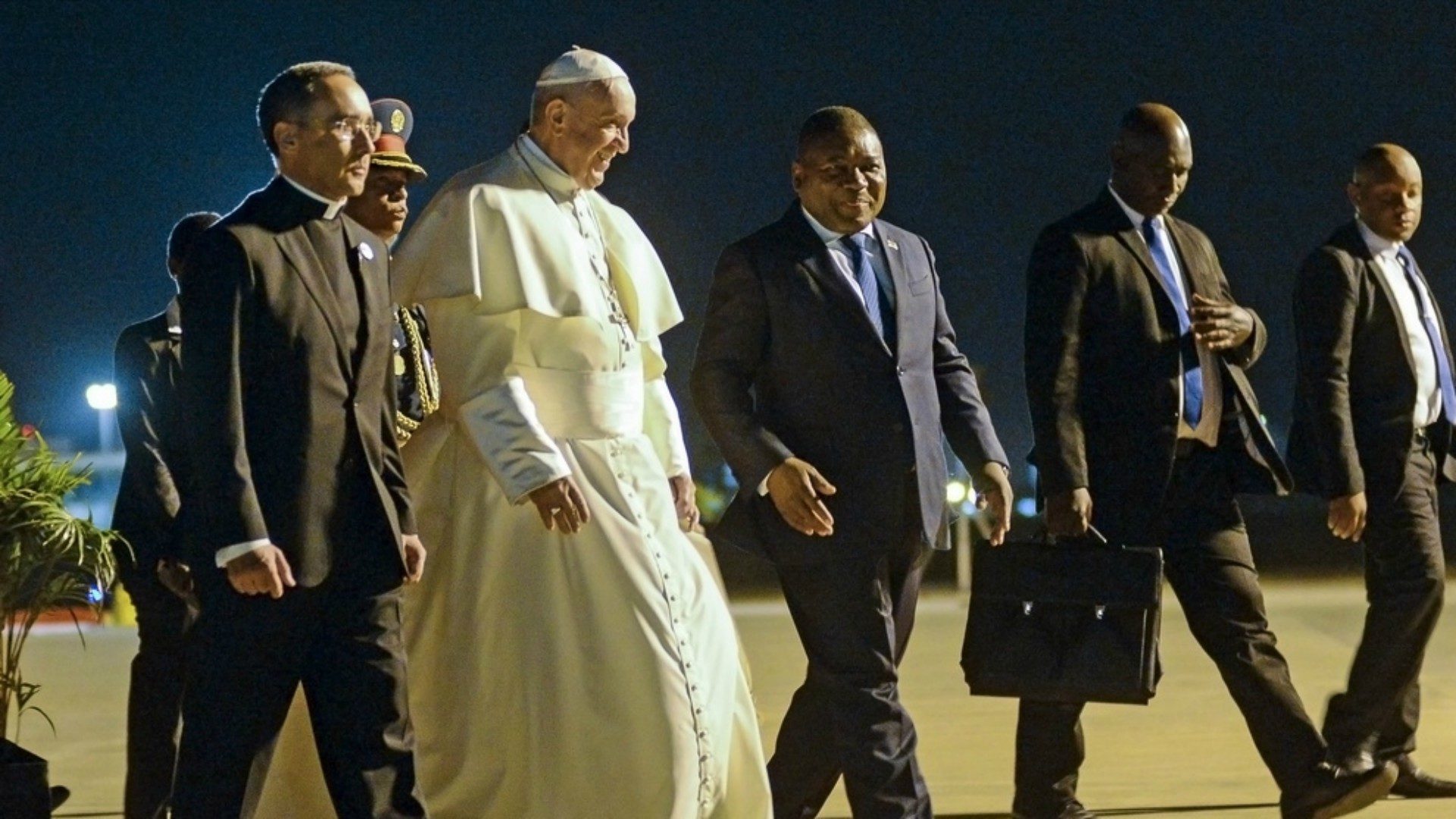 Le pape François a été accueilli par le président mozambicain Filipe Nyusi | © Keystone