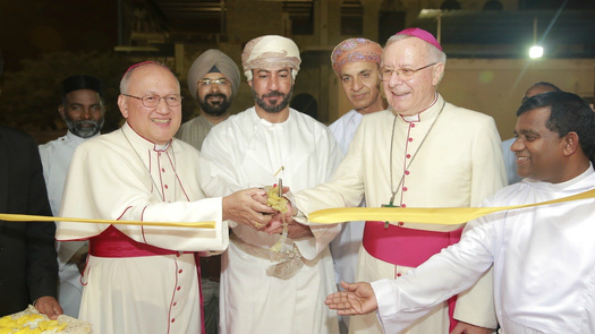 Inauguration de l'église de Salalah. Mgr Francisco Padilla, Ahmed Khamis Masood Al Bahri,  directeur du ministère pour les dotations religieuses, Mgr Paul Hinder et le Père  Antony Puthenpurackal | © AVOSA