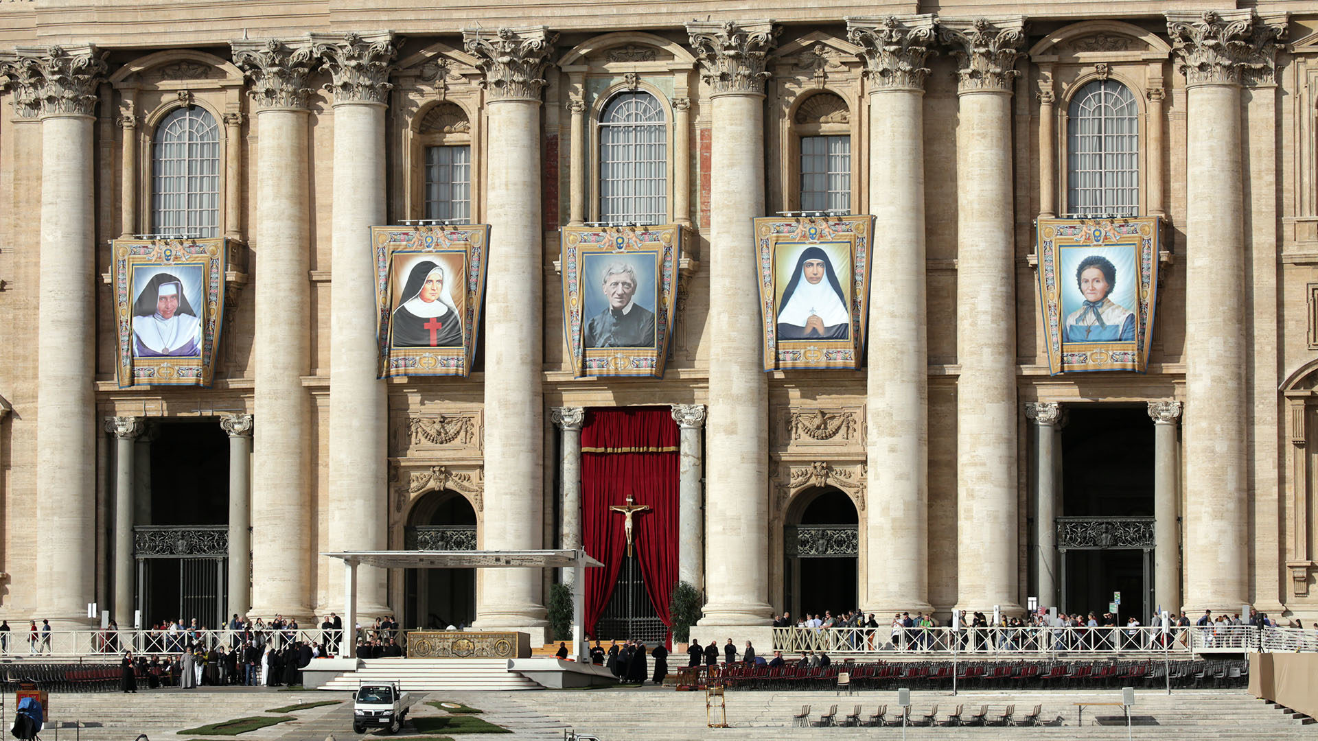 Portrait du cardinal Newman au milieu des quatre autres saintes canonisées le 13 octobre 2019 place Saint-Pierre | © B. Hallet