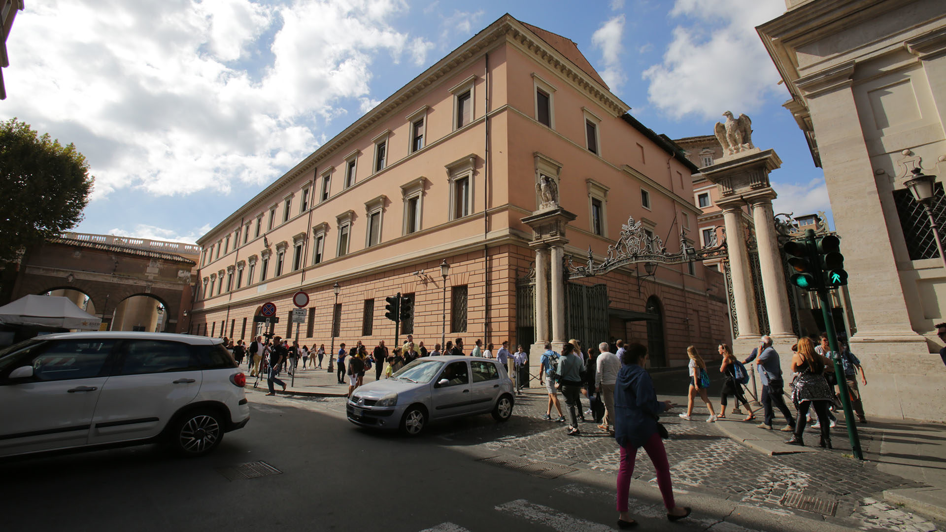 La caserne de la Garde pontificale devra être reconstruite. | © B. Hallet