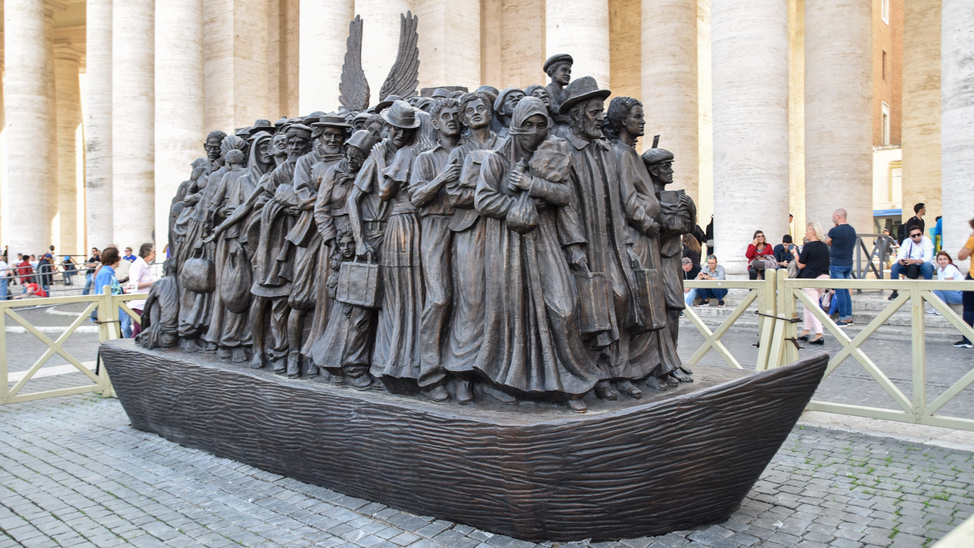 Monument à la mémoire des migrants sur la place Saint-Pierre de Rome  | © Maurice Page 