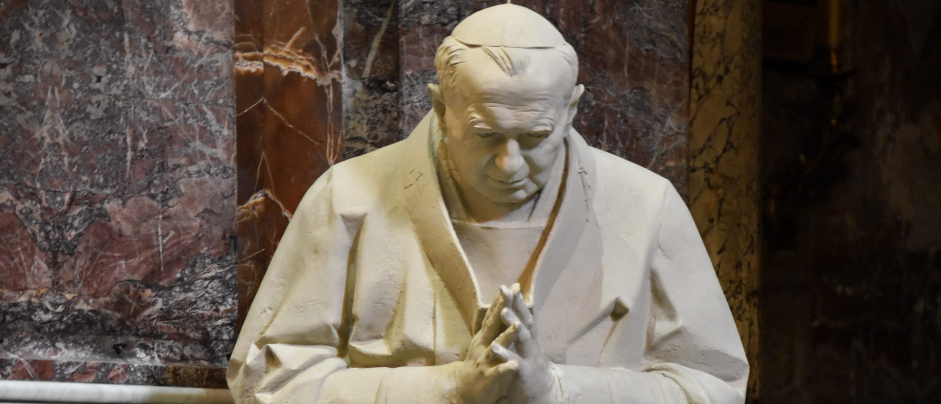 Jean Paul II, dans la basilique des Saints-Apôtres, à Rome | © Maurice Page 