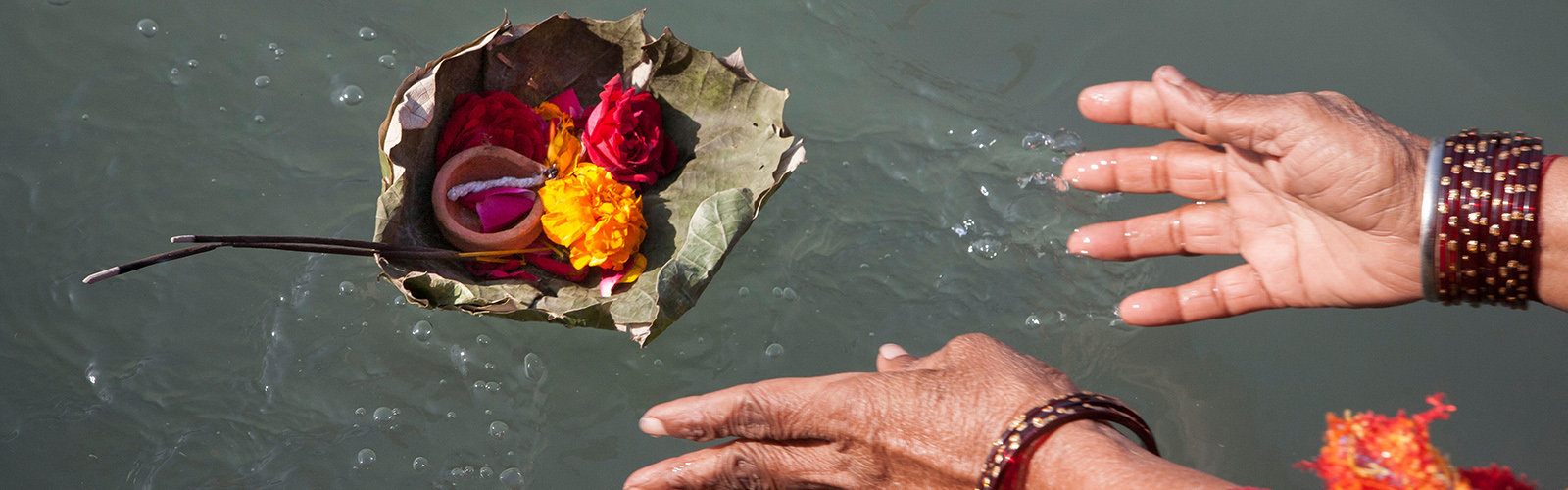 Offrande au Gange durant le pèlerinage de la Kumbh Mela, en Inde en 2010. | © Imageselect
