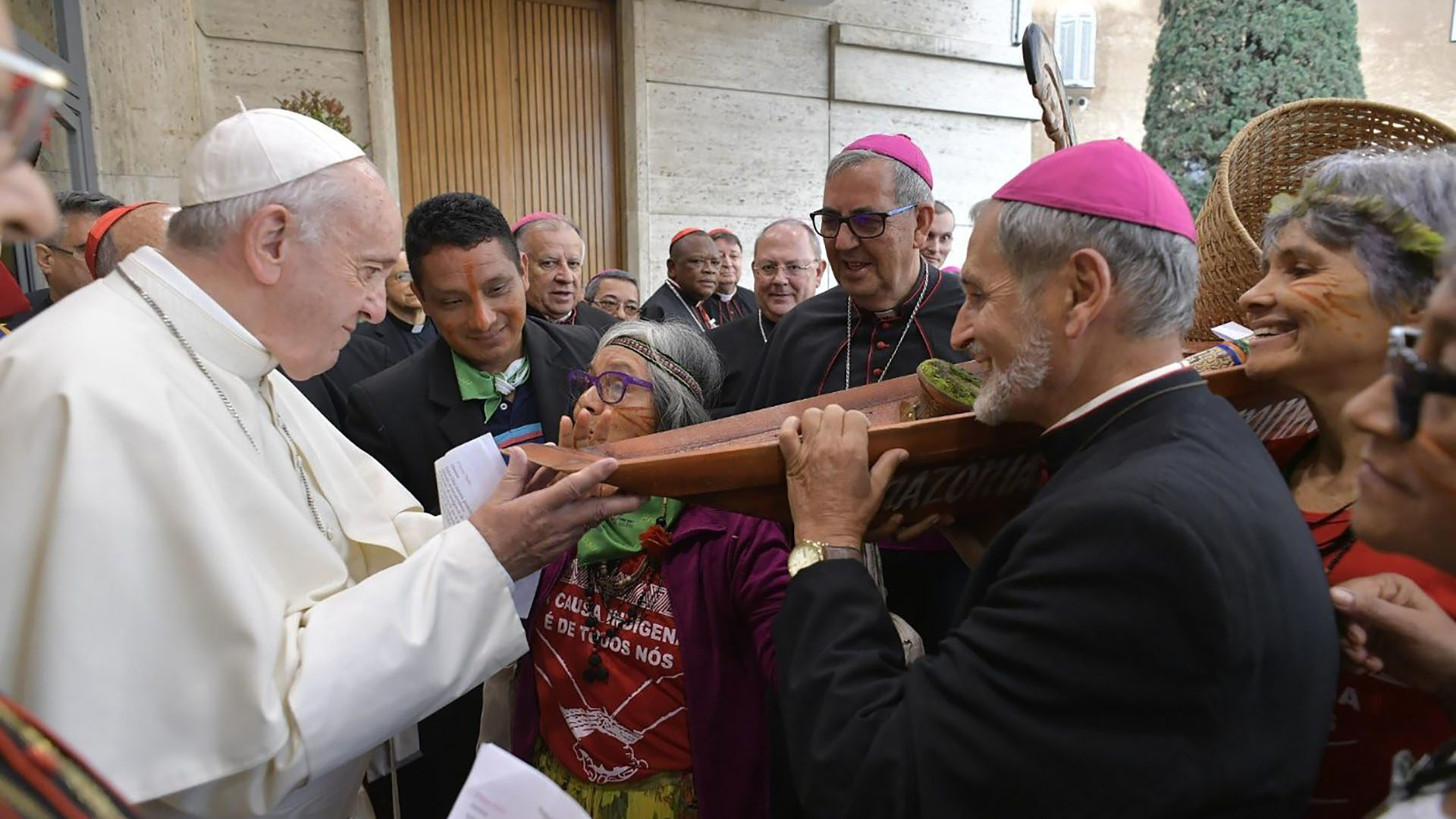 Mgr Lafont (dr.), ici au début du Synode pour l'Amazonie, alerte sur la situation en Guyane française | © Vatican Media