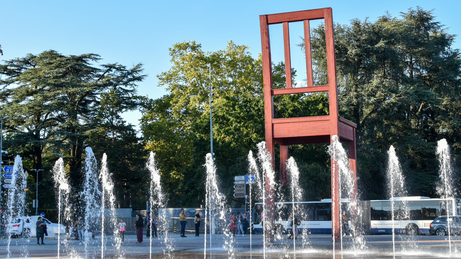 La chaise au pied brisé devant le Palais des Nations Unies, à Genève,  symbolise les violations des droits humains | © Maurice Page 