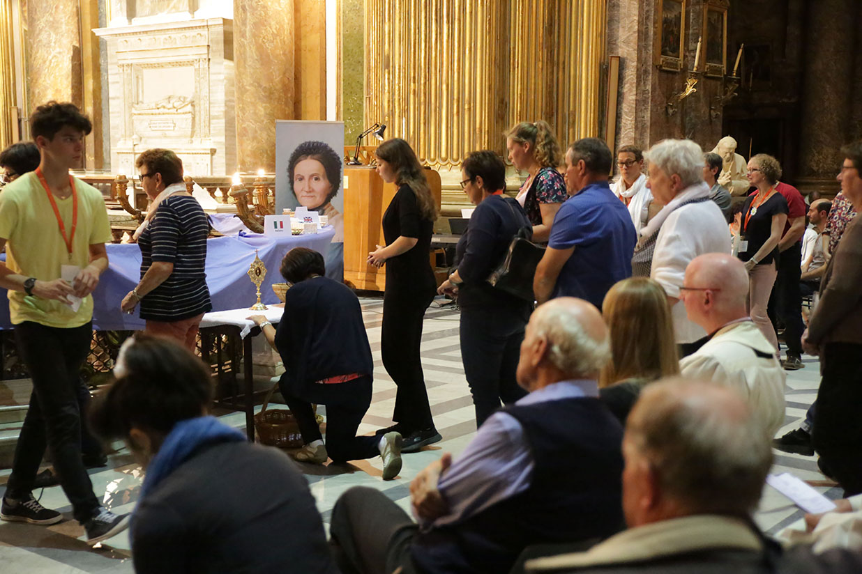 Les pèlerins déposent une intention de prière et se recueillent devant le reliquaire de Marguerite Bays. | © B. Hallet