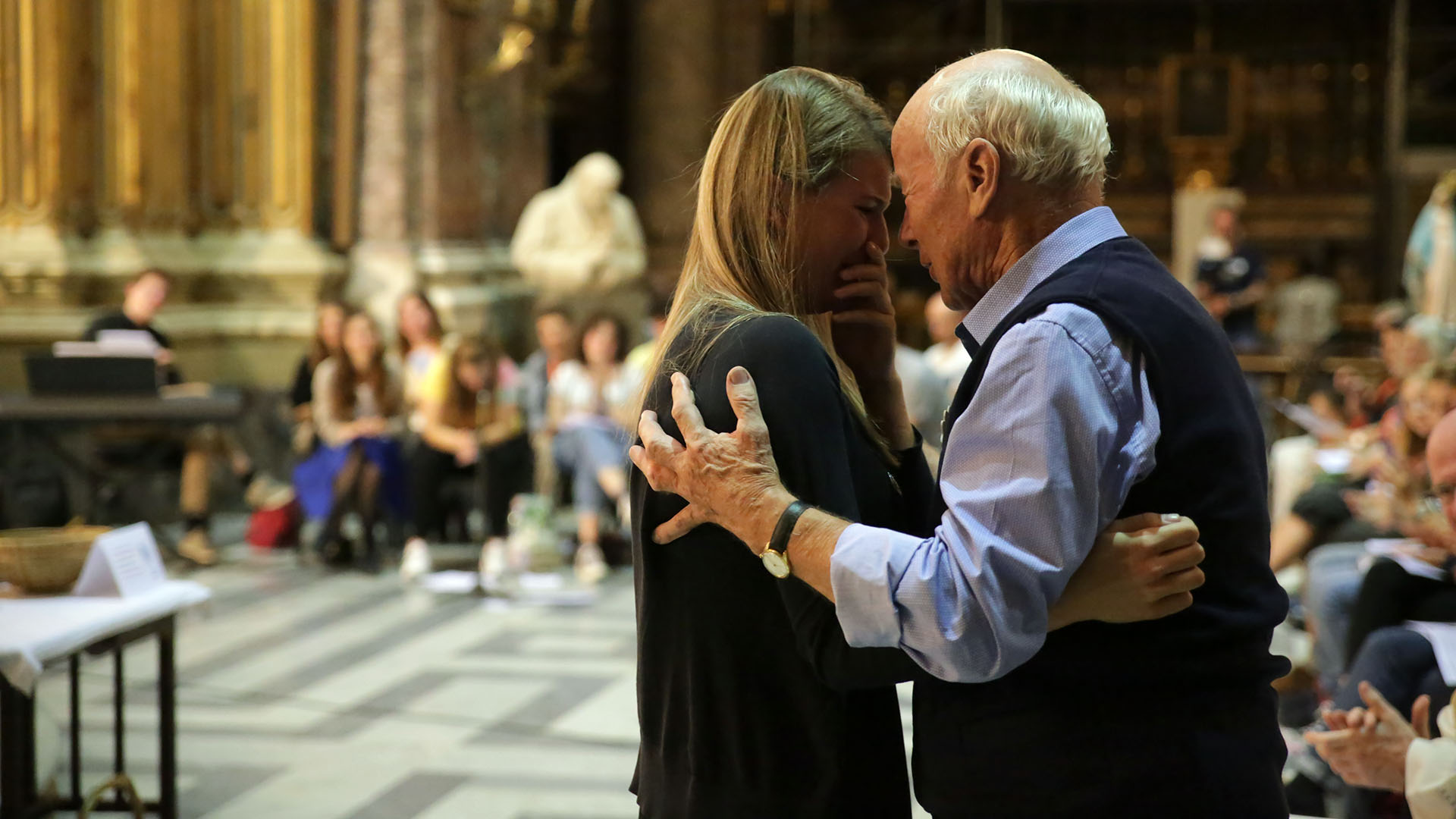 Virginie Baudois et son grand-Père, Norbert, très émus après avoir témoigné lors de la veillée de prière. | © B. Hallet