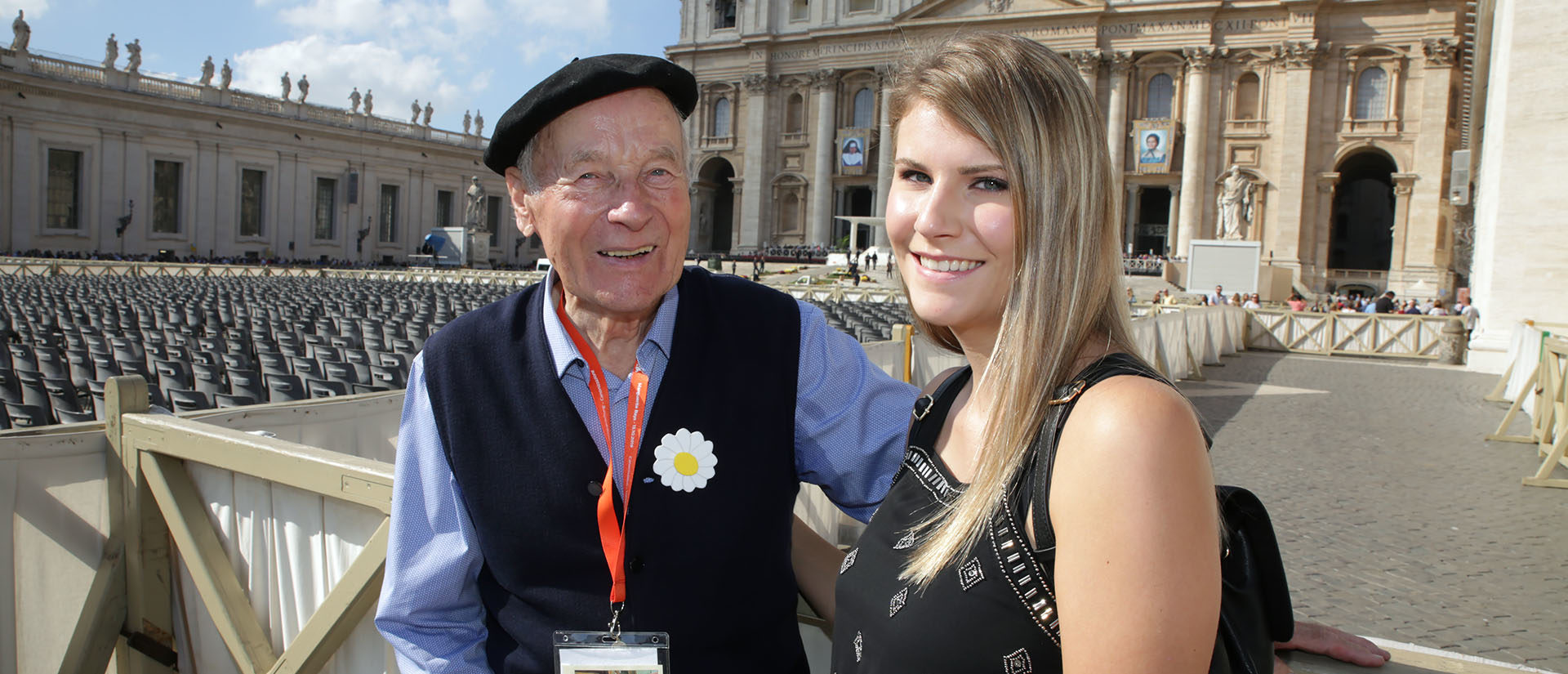 Virginie et son grand-père Norbert, place St-Pierre de Rome, à la veille de la canonisation de Marguerite Bays. | © B. Hallet