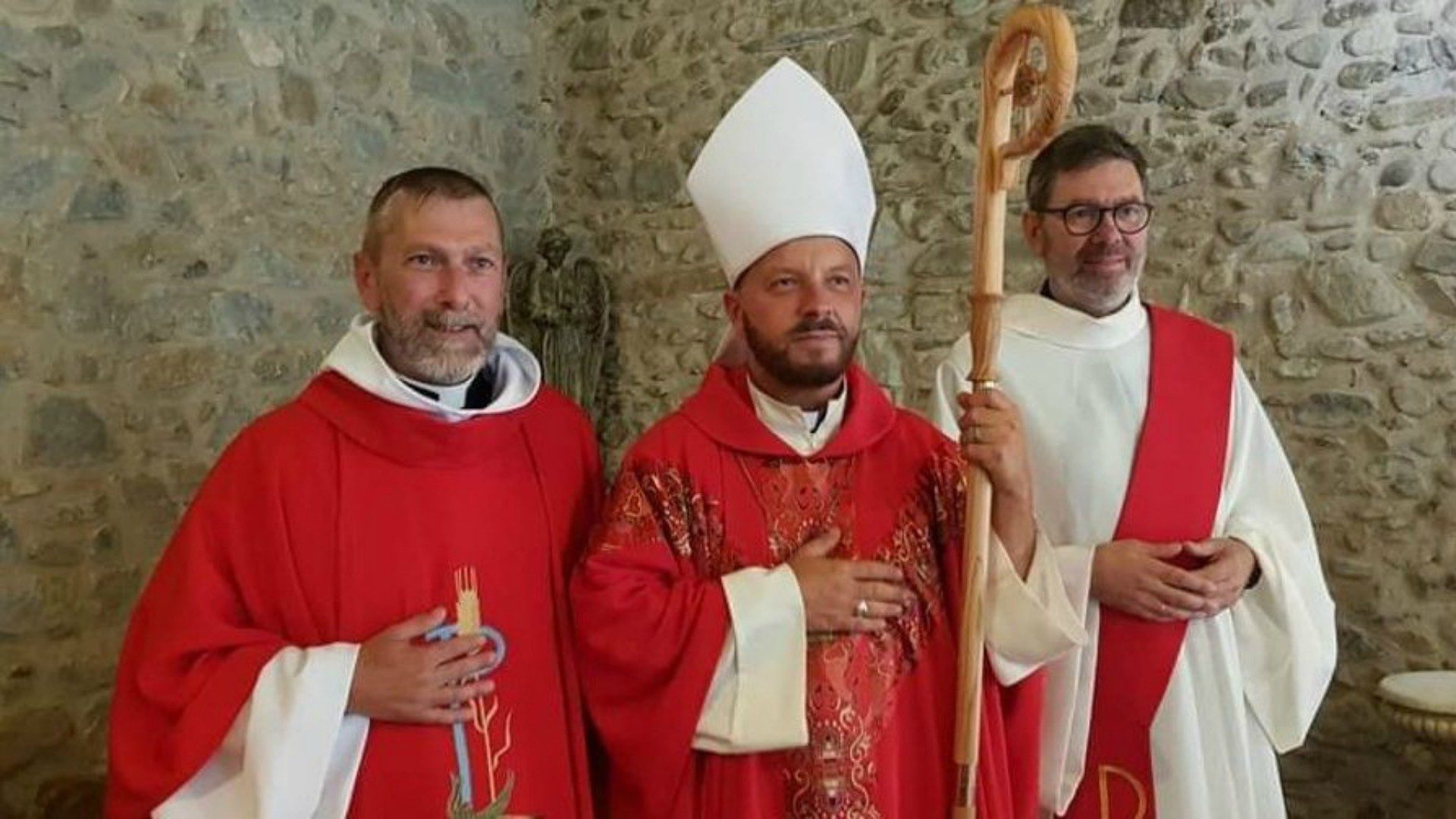 Jean-Christophe Thiery (à gauche) et Laurent Bonnet, entourant Laurent Lenne, qui les a ordonnés prêtres de "l'église œcuménique et apostolique de France" le 28 septembre 2019 | © Jean-Christophe Thiery