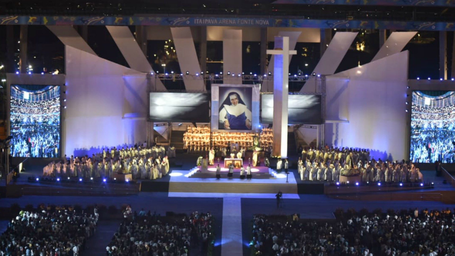 Au stade Arena Fonte Nova, à Salvador de Bahia, 50'000 personnes rendebnt hommage à sainte Irma Dulce, canonisée à Rome | CNBB
