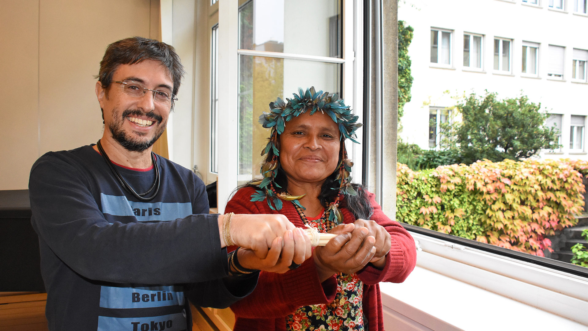 "Tous unis, nous ne pouvons pas être brisés", Luis Ventura, de la CIMI avec l'indigène Ernestina Macuxi, tous deux brésiliens | © Grégory Roth