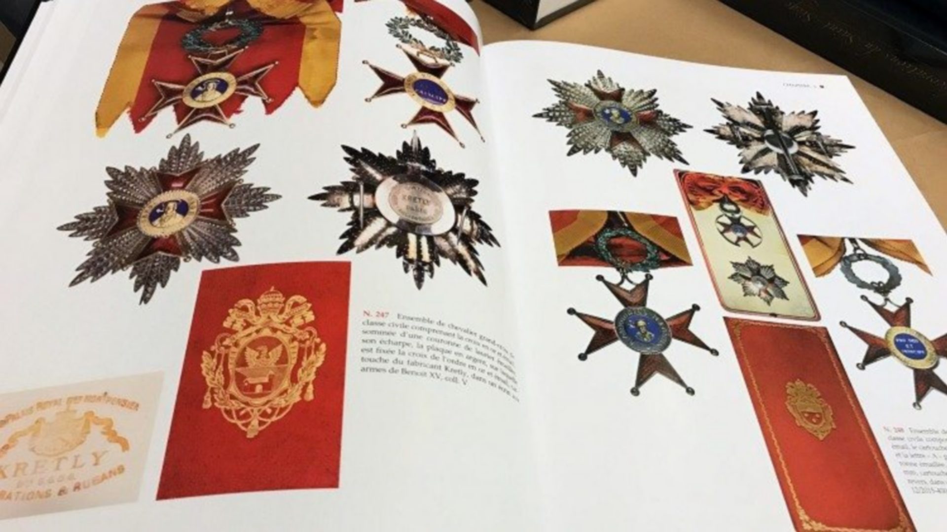 Dominique Henneresse publie un catalogue sur les ordres de chevalerie pontificaux et les médailles pontificales | © Vaticanews