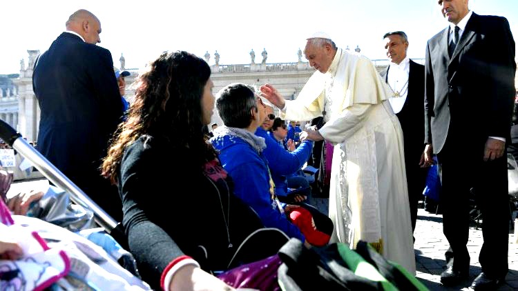 Le pape salue des personnes handicapées lors de l'audience générale du 9 octobre 2019 | © Vatican Media 