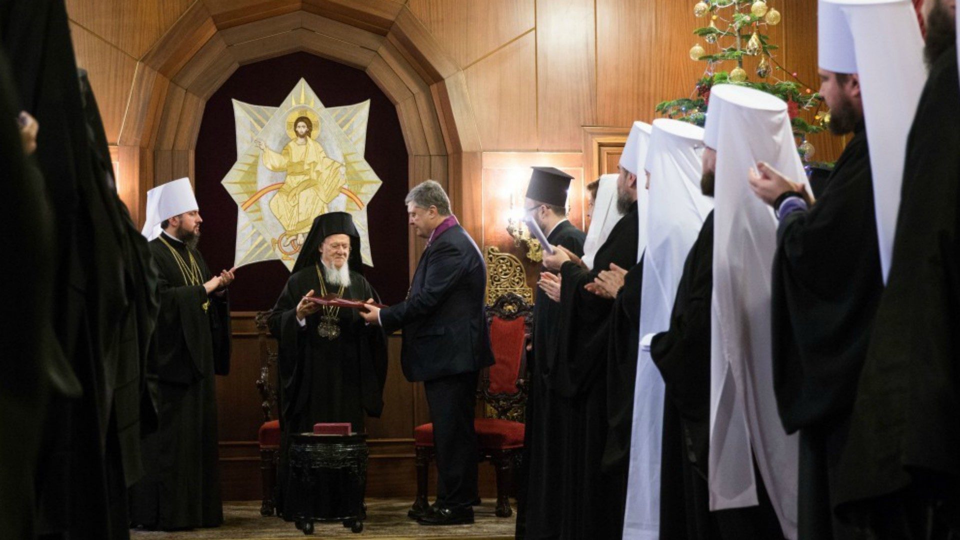 Le président Porochenko octroie, en janvier 2019, l'Ordre du Mérite de première classe au patriarche oecuménique Bartholomée pour sa reconnaissance d'une Eglise ukrainienne indépendante  | © Mykhailo Markiv www.president.gov.ua