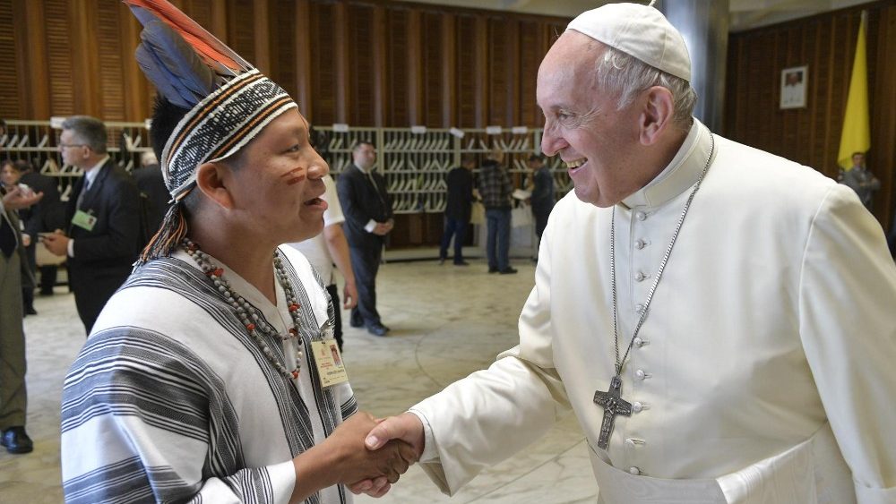 Le pape François salue un représentant de l'Amazonie  | ©  Vatican Media